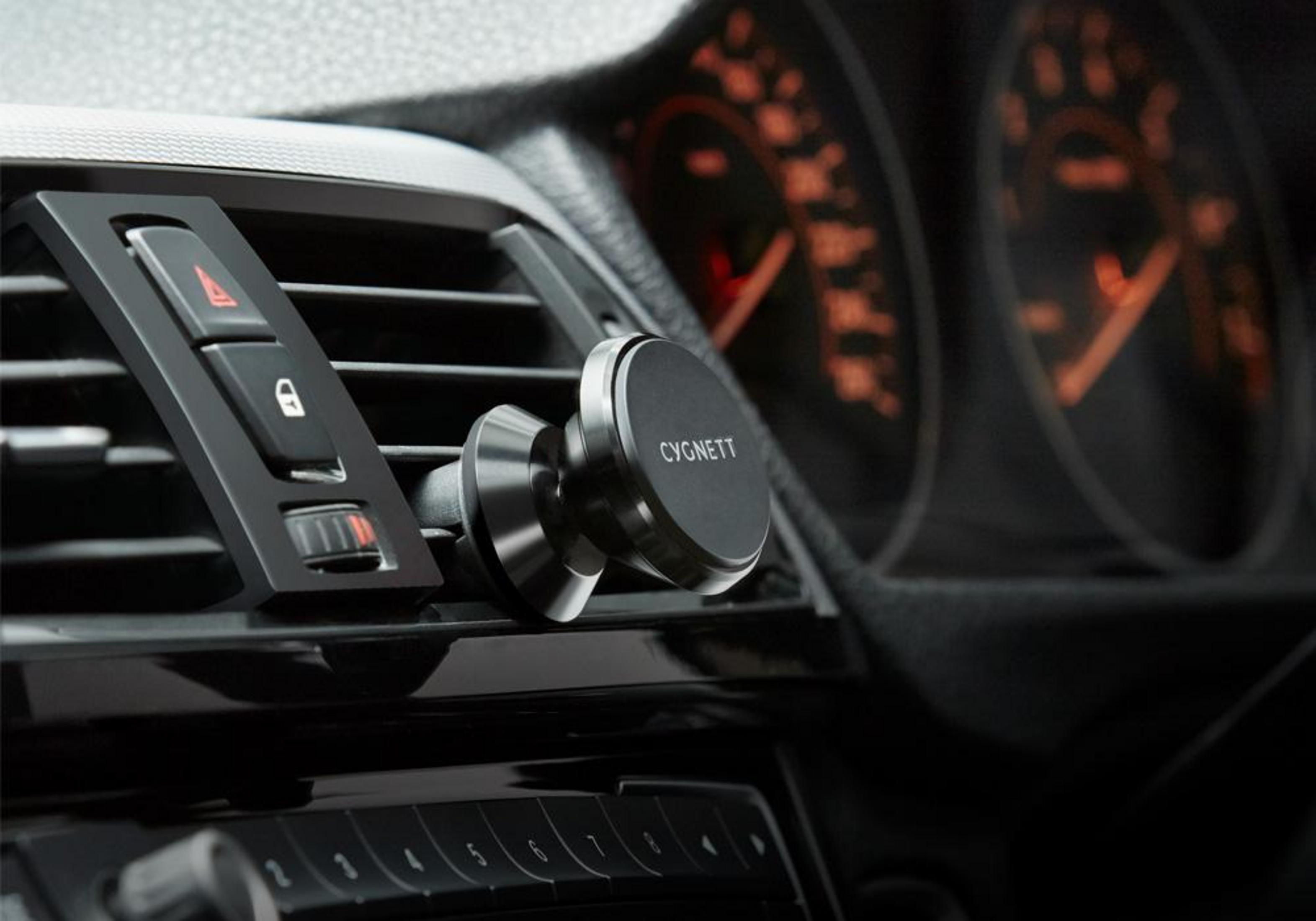 Ein Cygnett-Magnet-Handyhalter ist an einem Lüftungsschlitz im Auto befestigt. Armaturenbrett im Hintergrund.
