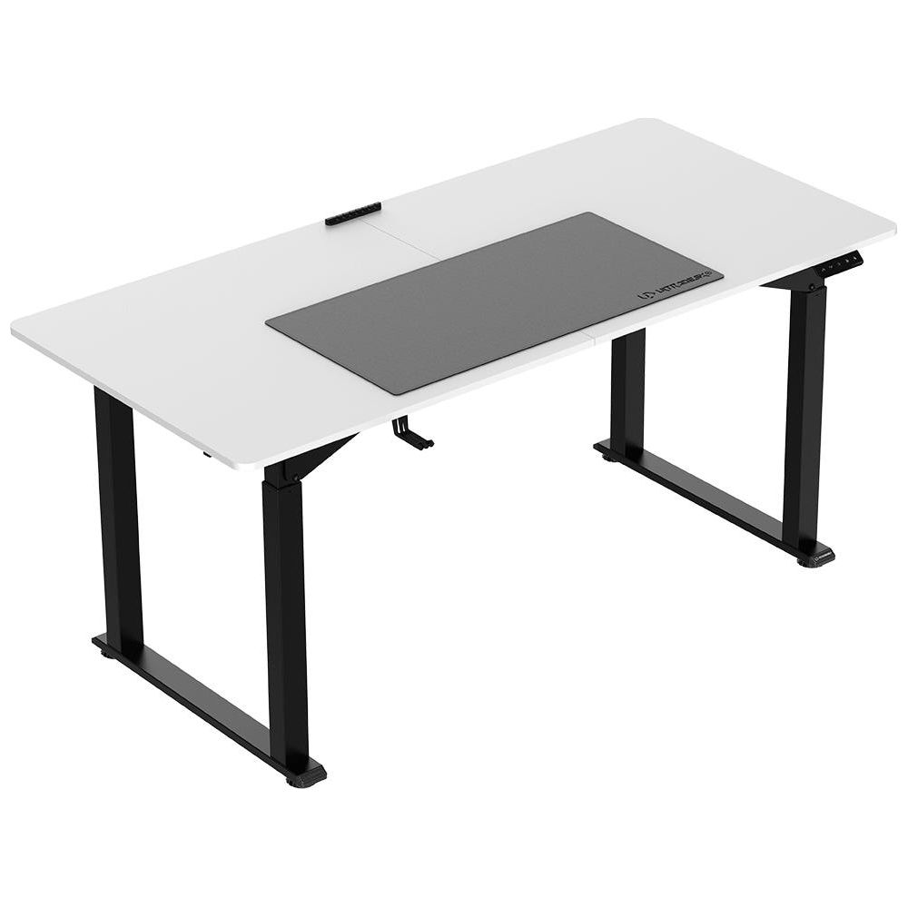 Ein weißer Schreibtisch mit schwarzem Gestell und einer grauen Tischmatte.
