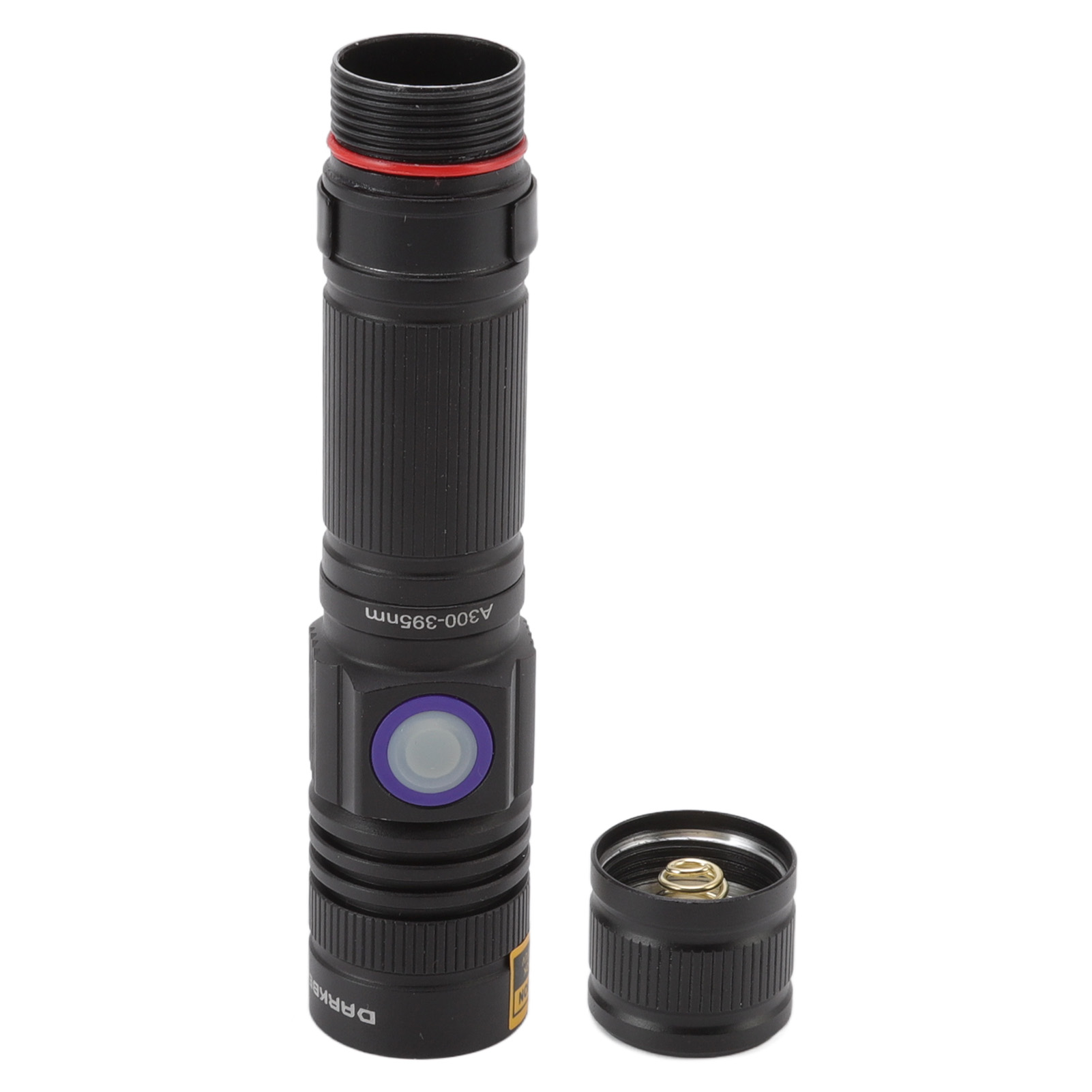 Schwarze Taschenlampe mit abgenommenem Batteriefachdeckel, weiße und violette Knöpfe.