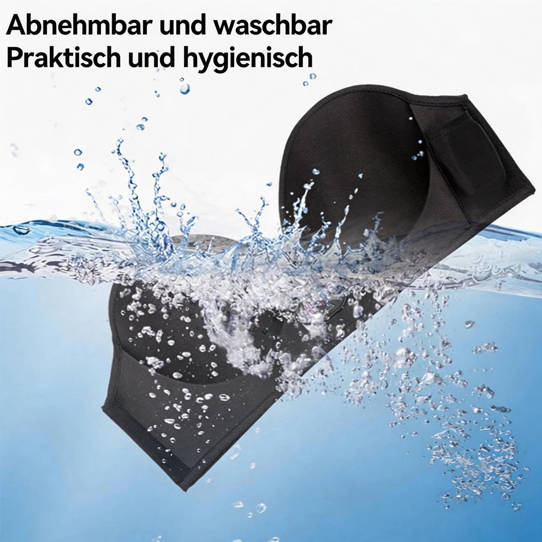 Schwarze Maske wird in Wasser gewaschen, mit Spritzern und Blasen.