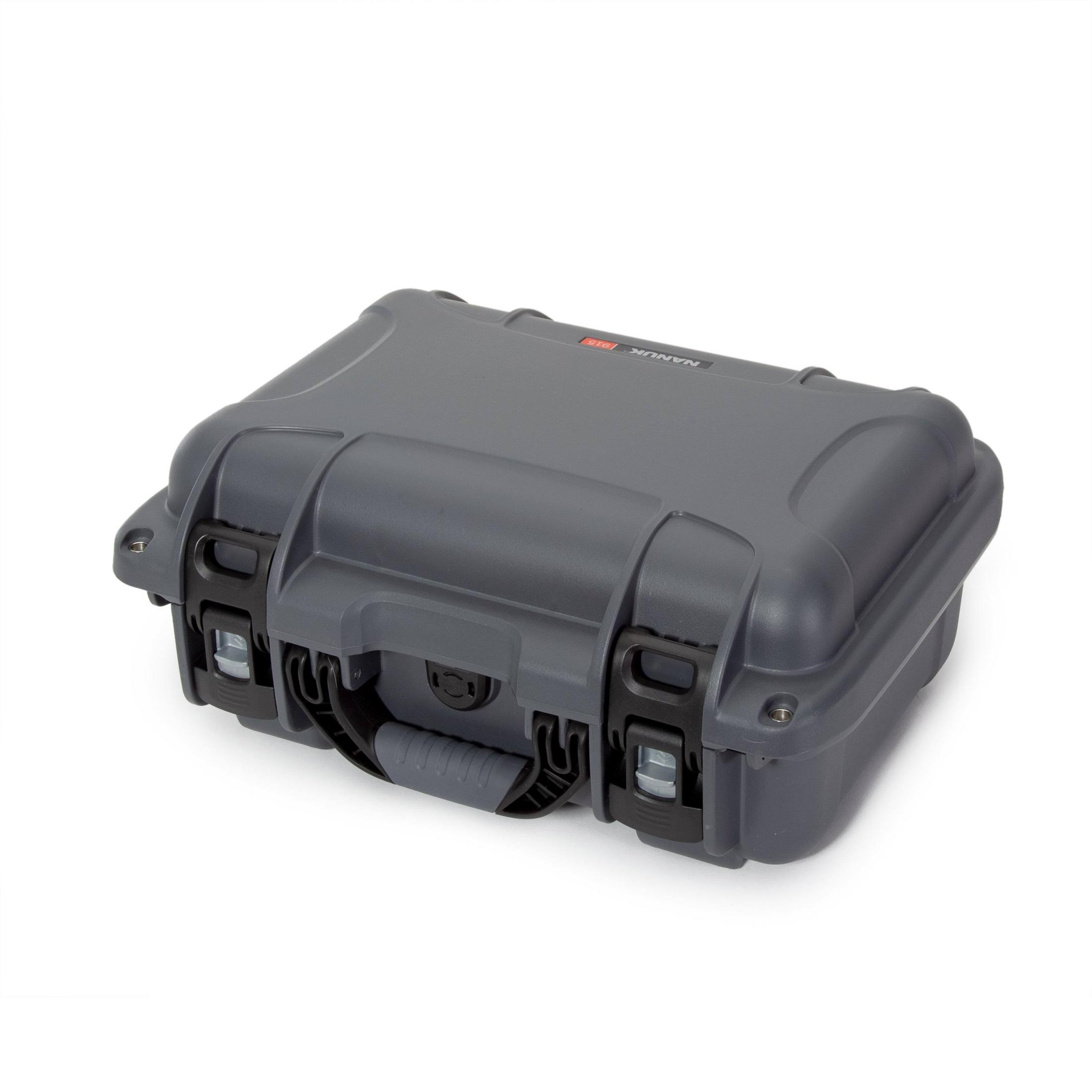 Ein grauer Nanuk 915 Koffer mit schwarzen Verriegelungen und einem Griff.