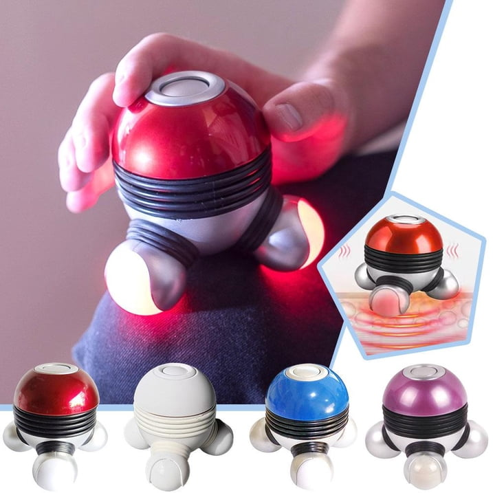 Ein rot-silbernes Massageballgerät mit vier Rollen wird von einer Hand gehalten.