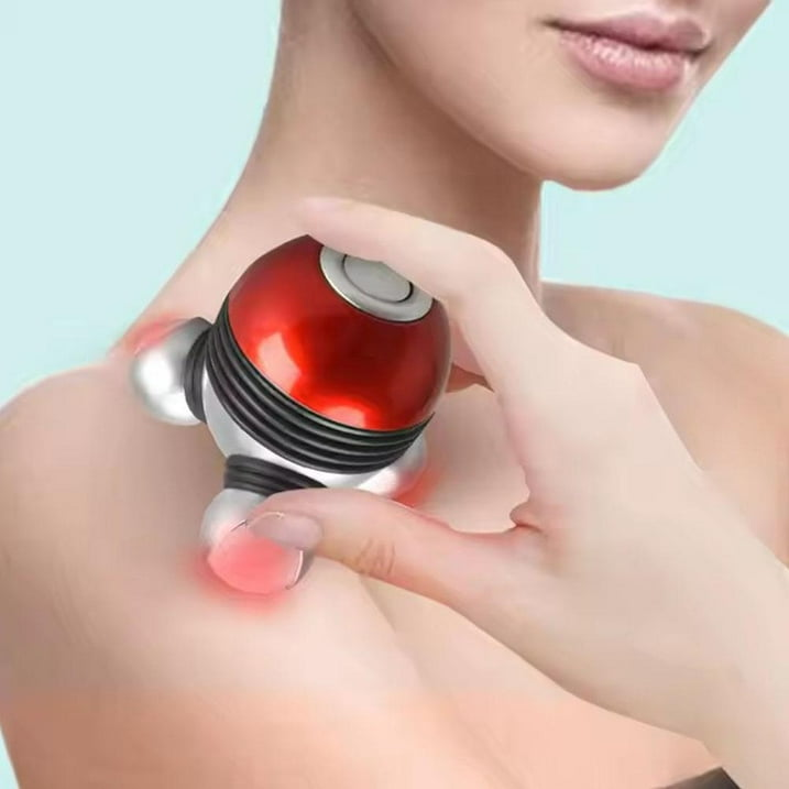 Eine Hand hält einen roten Massageball mit silbernen Akzenten an einer Schulter.