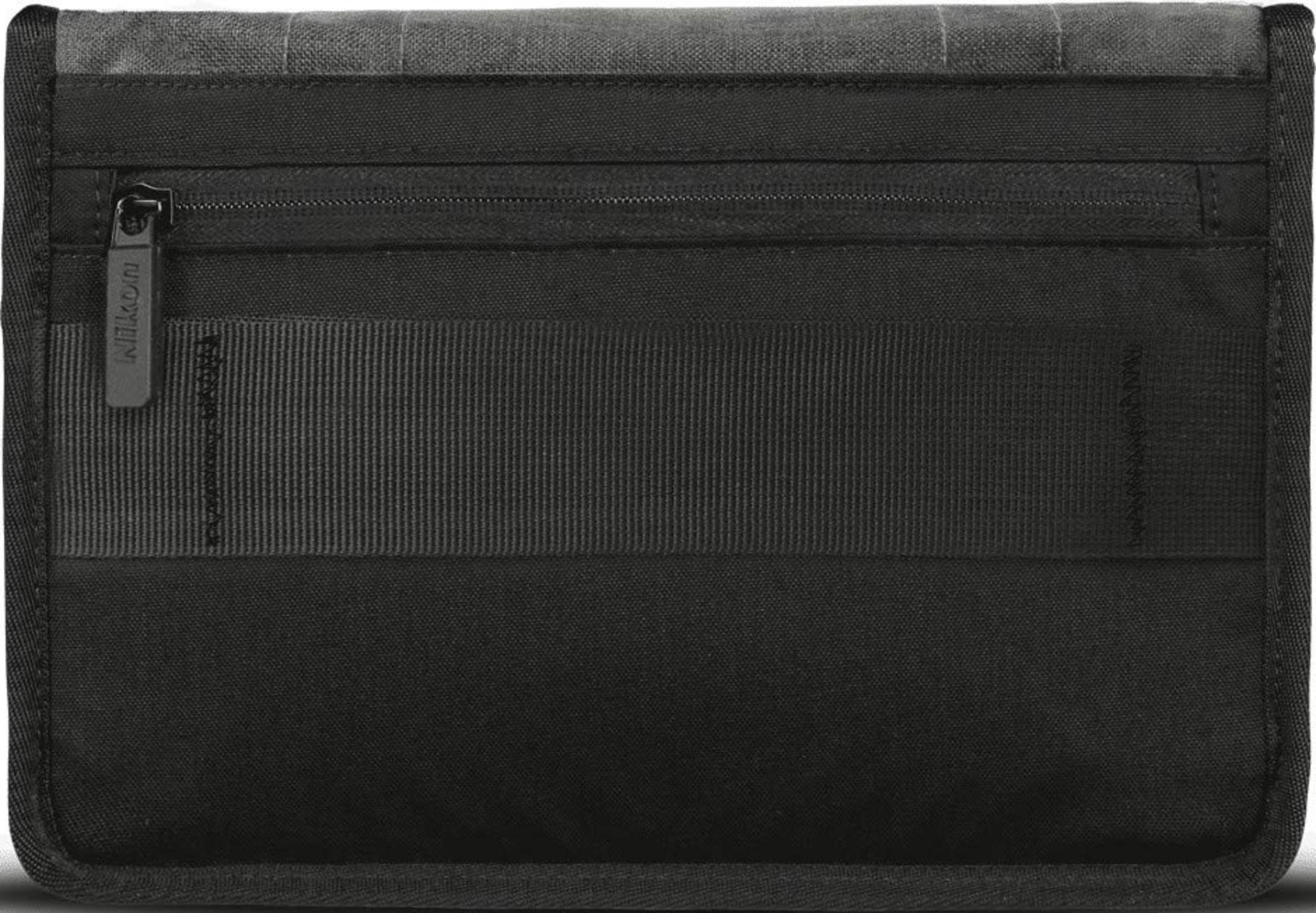 Schwarze Tasche mit Reißverschluss und Nikon-Logo.