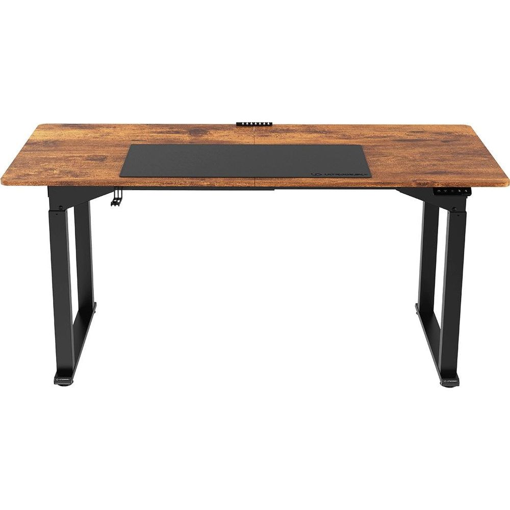 Ein Holztisch mit schwarzer Matte und schwarzen Metallbeinen steht vor weißem Hintergrund.