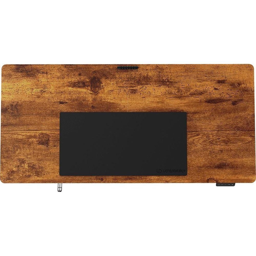 Holzmaserung Schreibtisch mit schwarzer Unterlage und Bedienelementen.