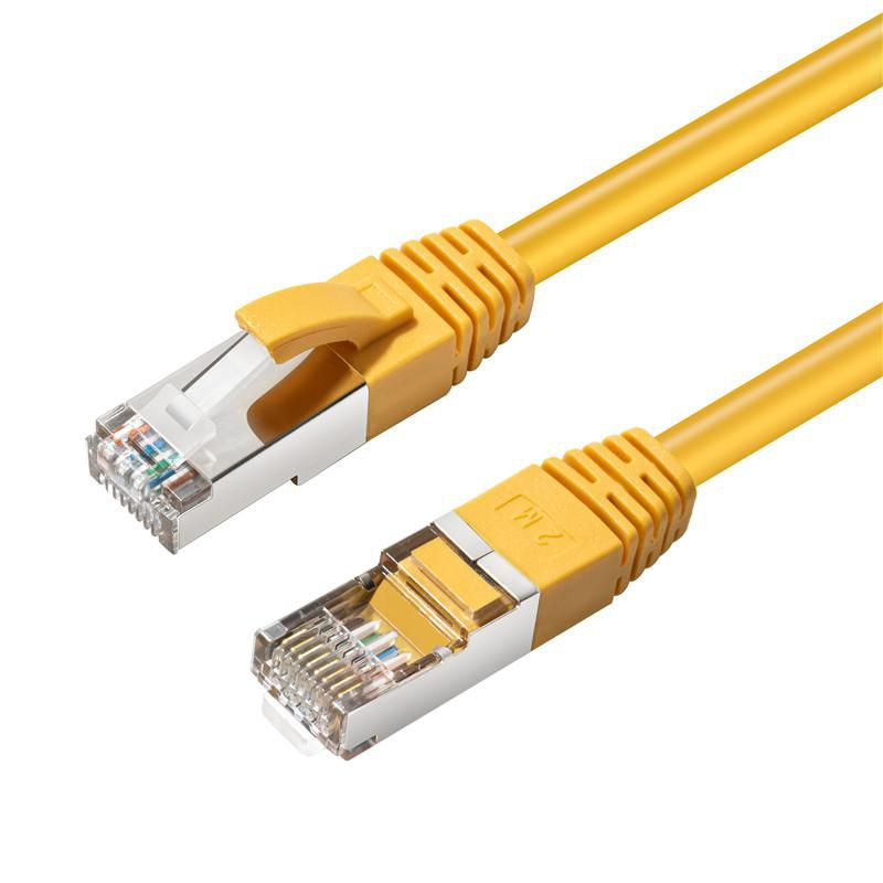 Due cavi Ethernet gialli con connettori RJ45 su sfondo bianco.