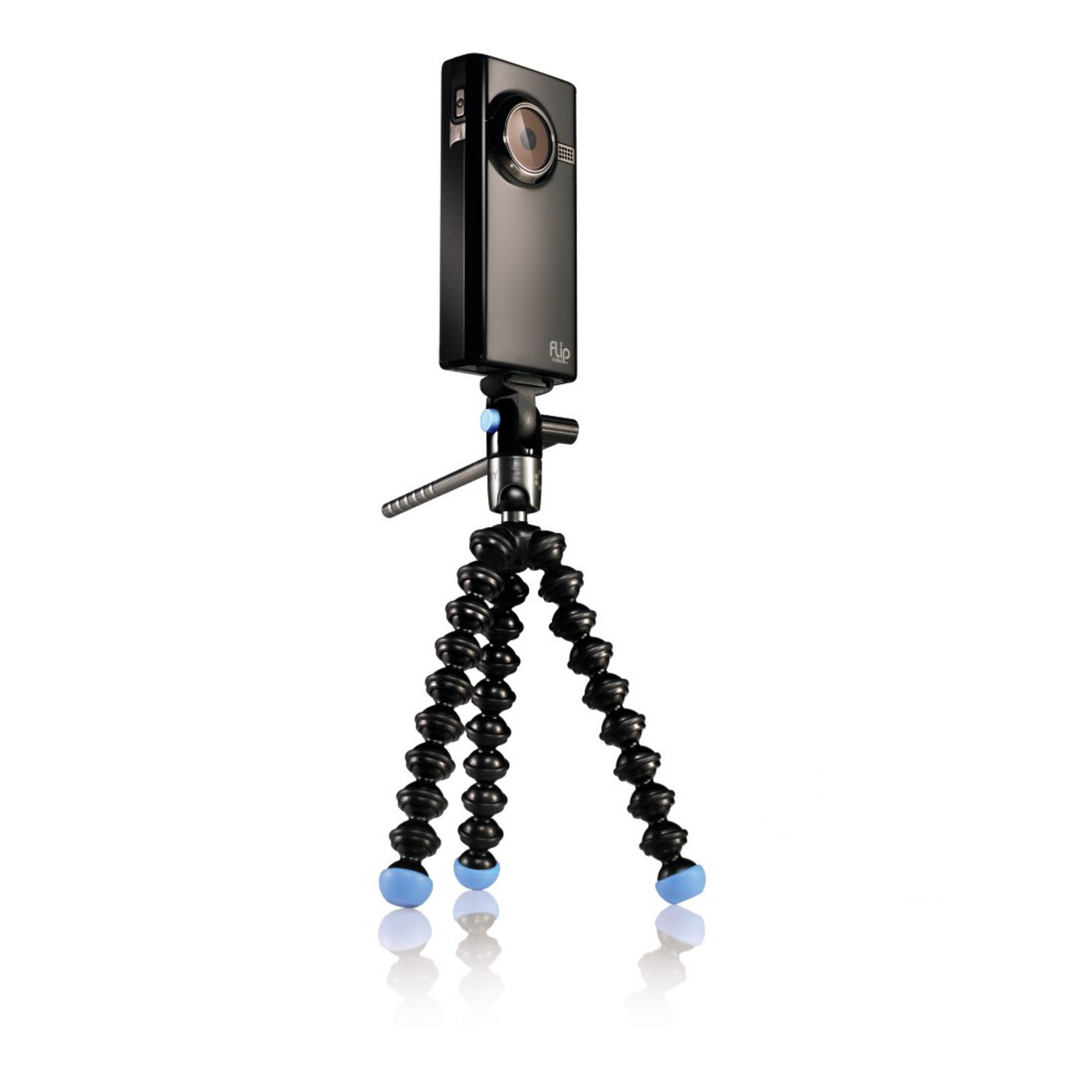 Eine schwarze Flip-Videokamera ist auf einem flexiblen schwarzen Stativ mit blauen Füßen montiert.