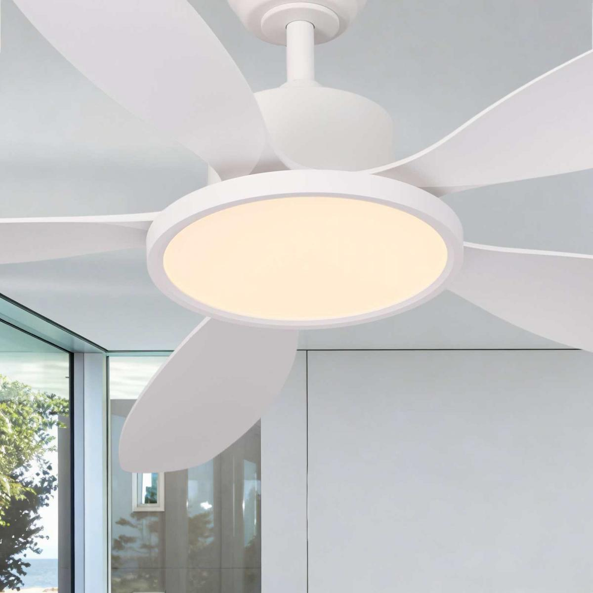 Weiße Deckenventilatorlampe mit fünf Flügeln und beleuchtetem Lampenschirm.
