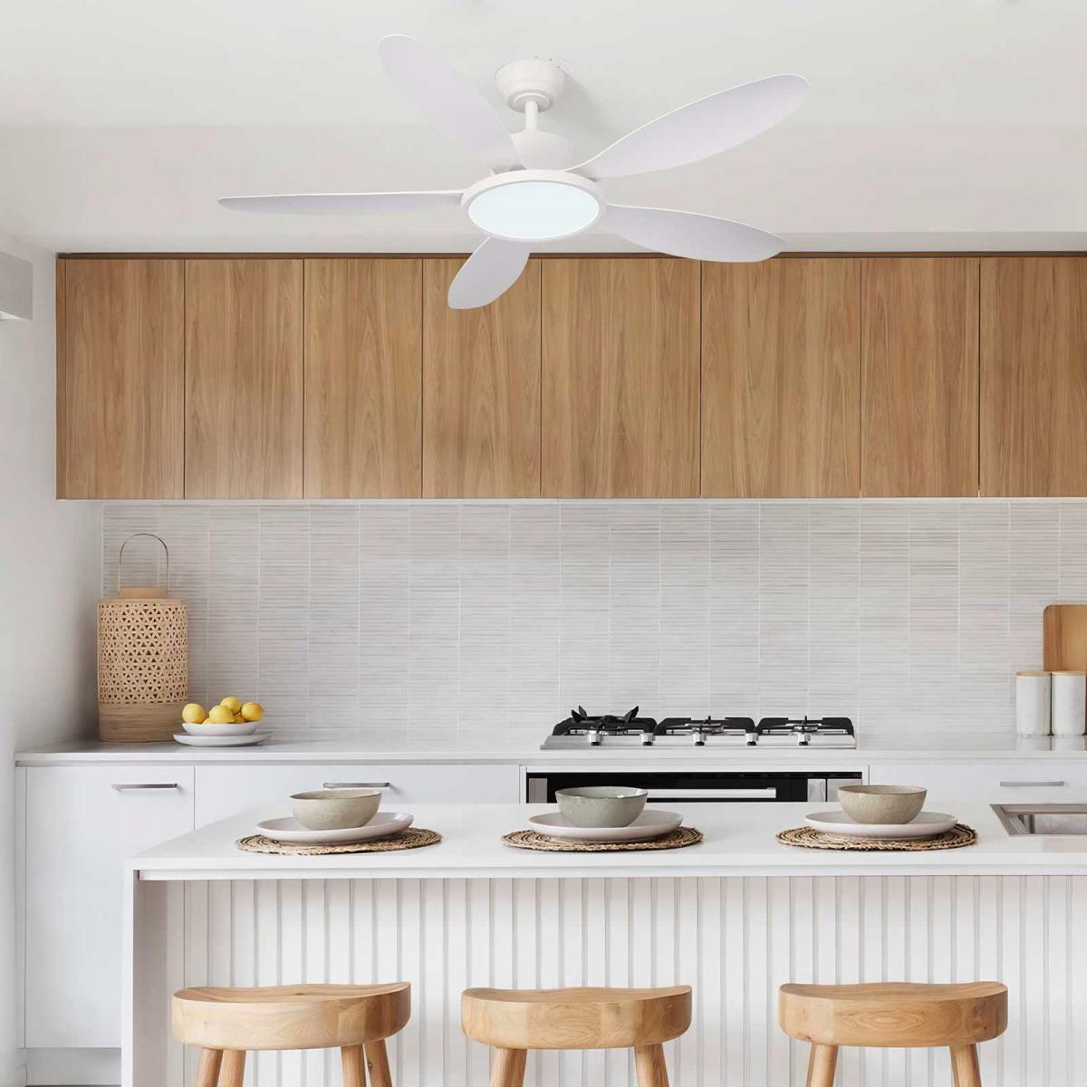 Moderne K&uuml;che mit wei&szlig;em Deckenventilator, Holzlackschrank und Kochinsel.