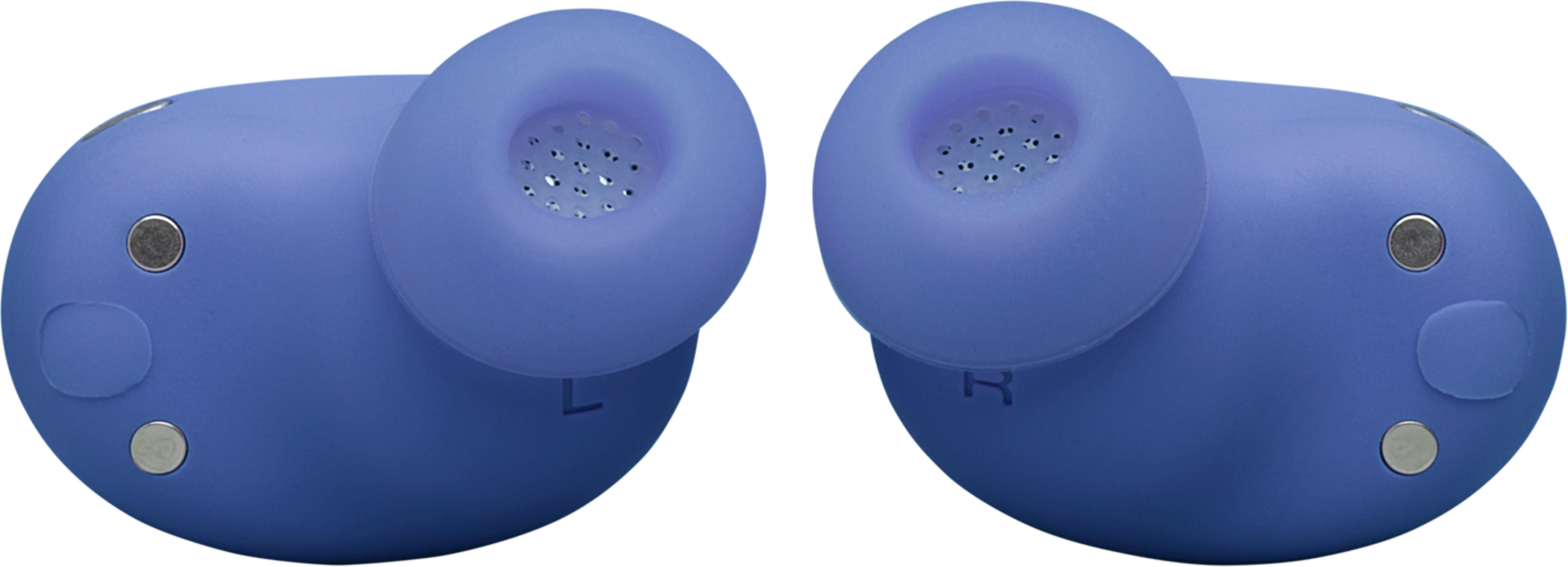 Due auricolari blu con contatti di ricarica, su sfondo bianco.