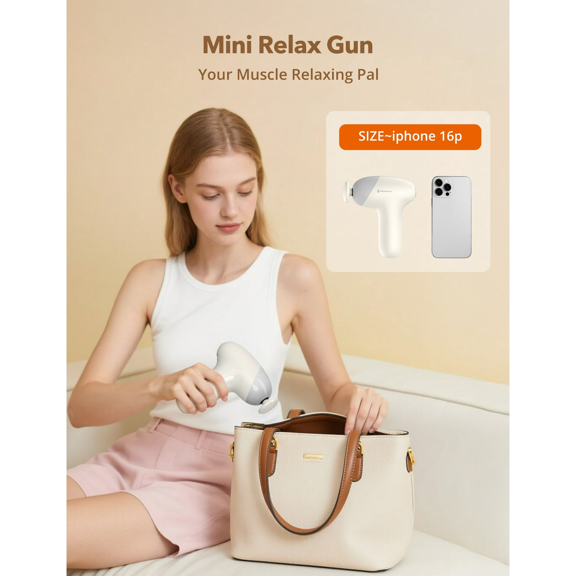 Eine Frau sitzt auf einem Sofa und hält eine weiße Massagepistole neben einer beige Handtasche.