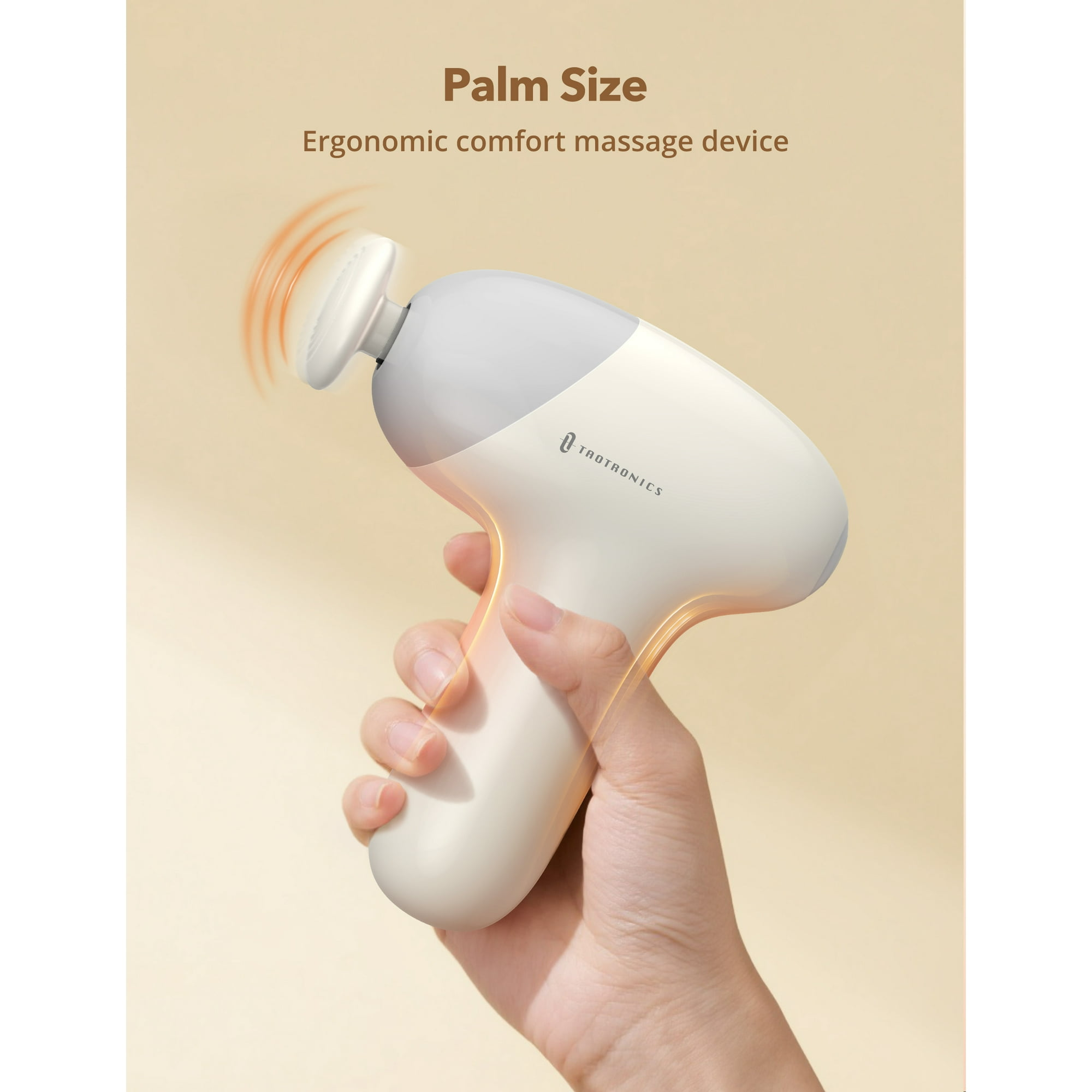 Eine Hand hält ein weißes Massagegerät mit ergonomischem Griff und einem runden Aufsatz.