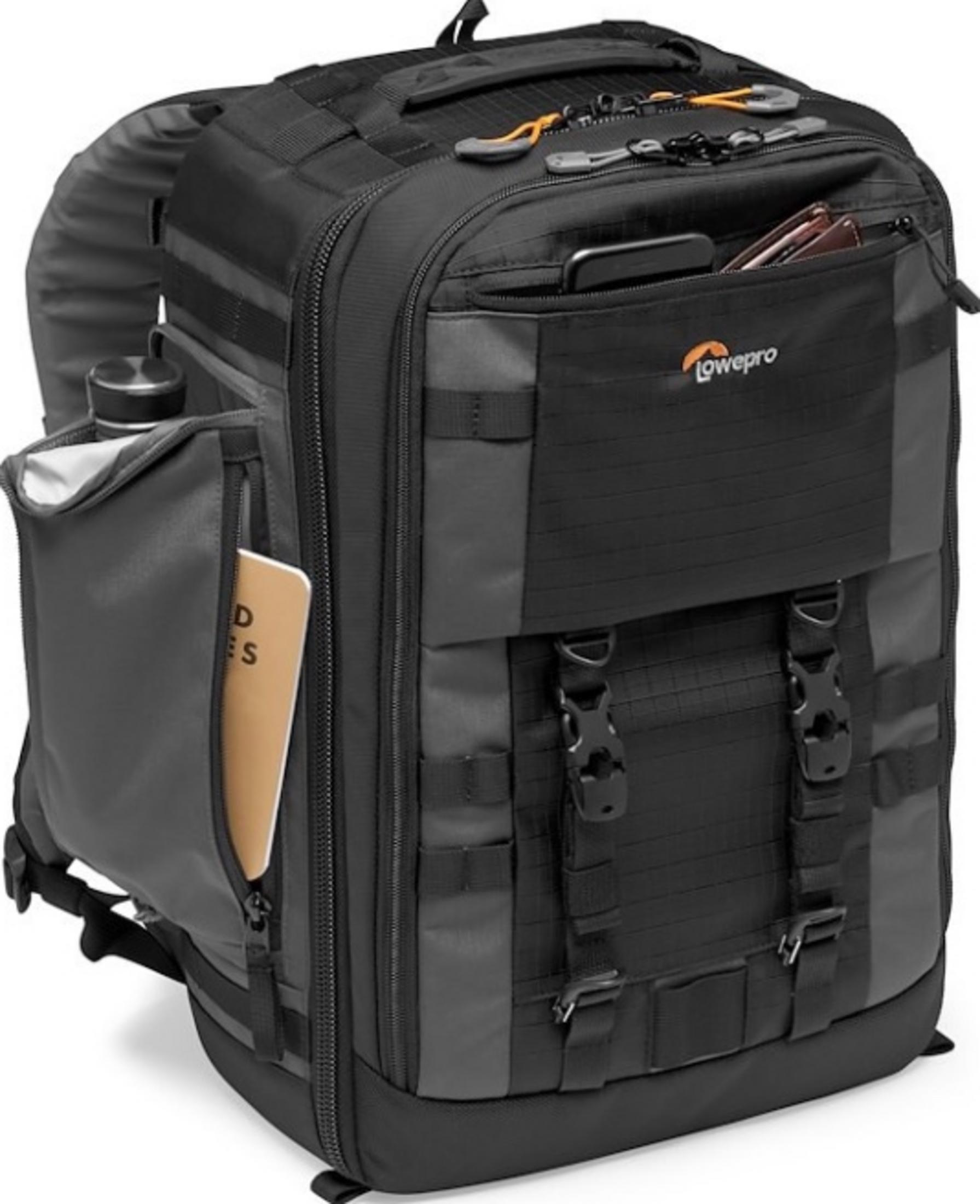 Ein schwarzer Rucksack mit vielen Taschen, einer Wasserflasche und einem Notizbuch.