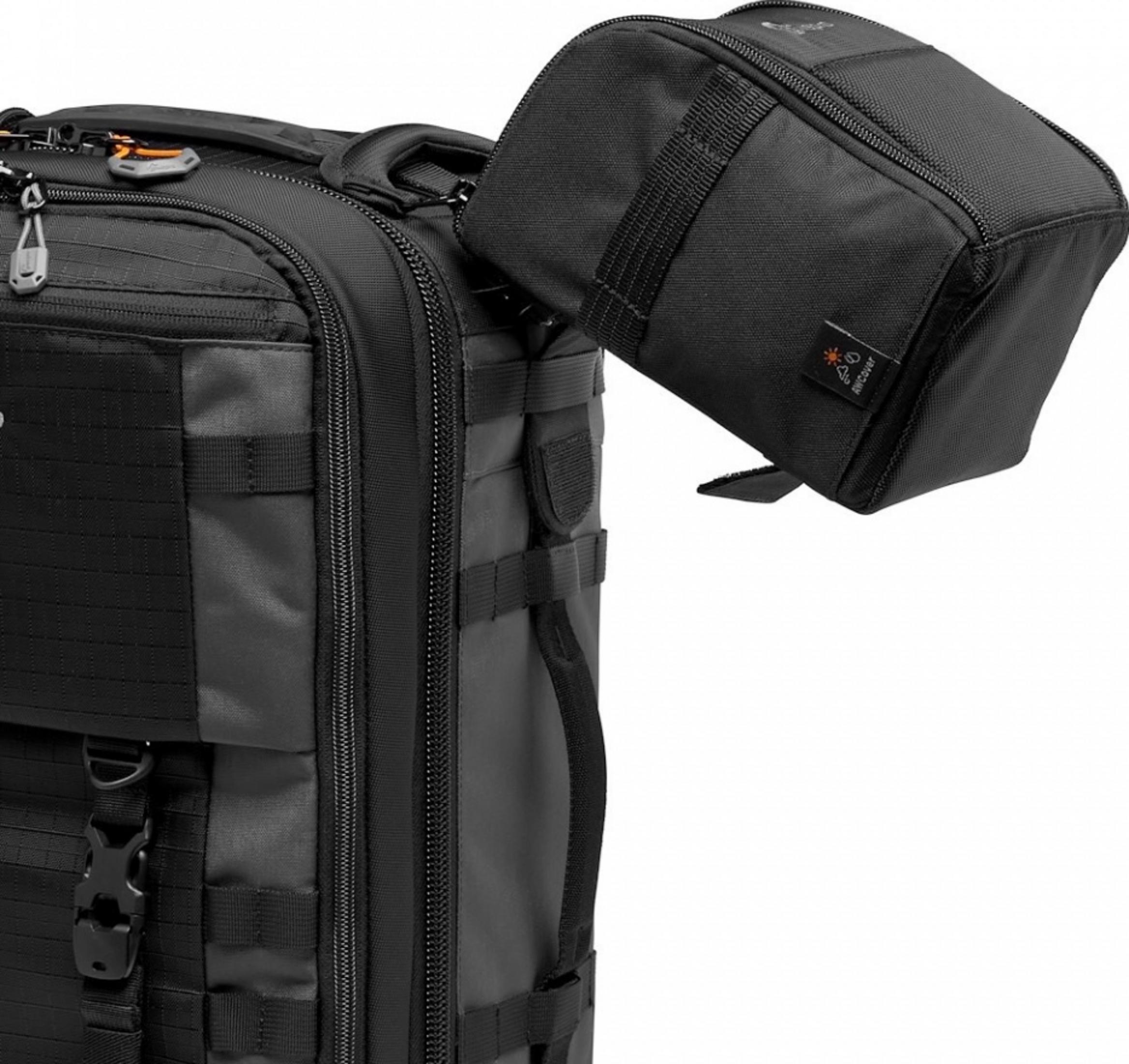 Ein schwarzer Rucksack mit einem kleinen, angebrachten schwarzen Beutel und Schnallen.