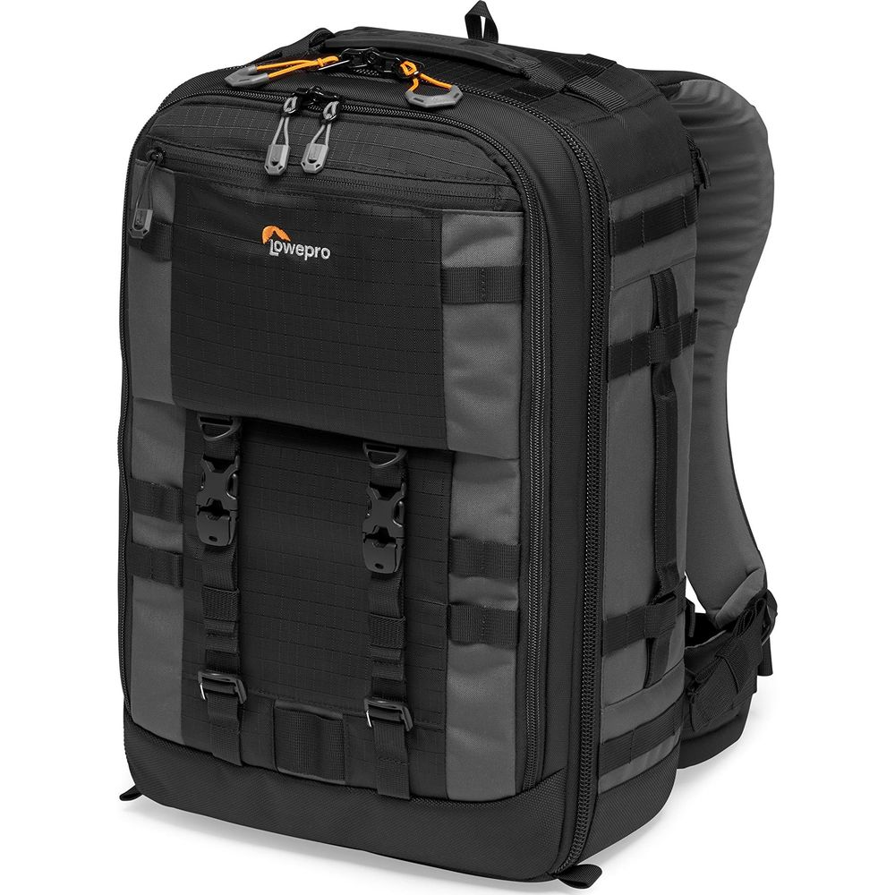 Ein schwarz-grauer Lowepro-Rucksack mit orangefarbenen Reißverschlusszügen und Schnallen.