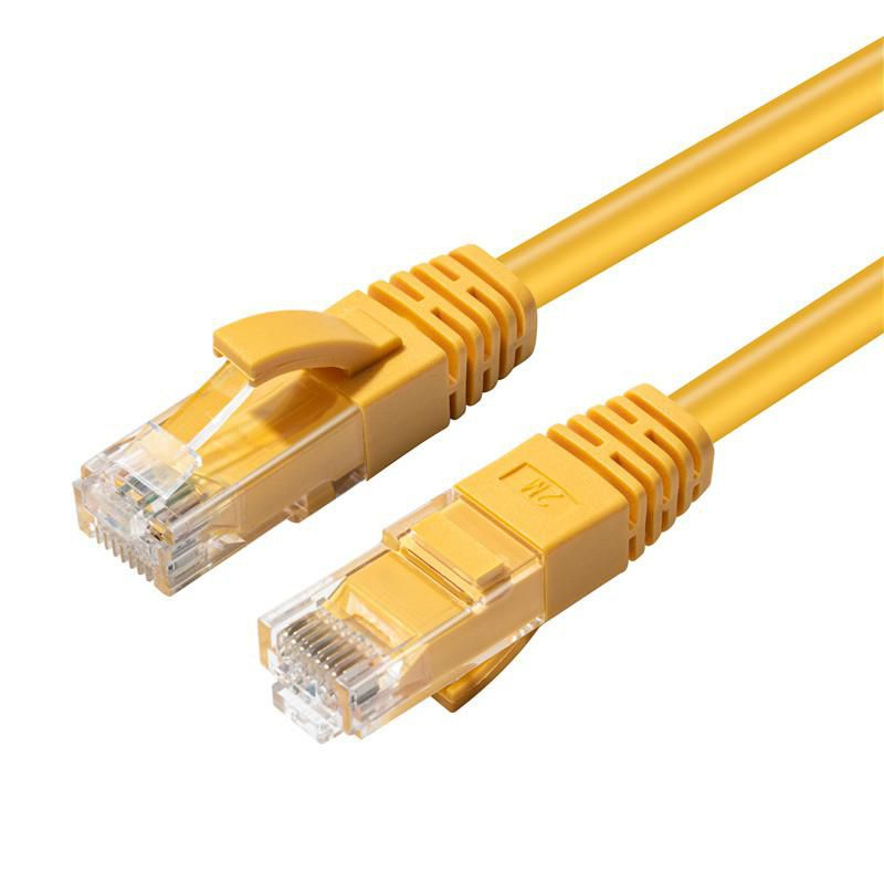 Due cavi Ethernet gialli con connettori trasparenti, su sfondo bianco.
