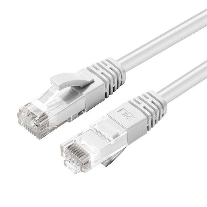Due cavi Ethernet bianchi con connettori RJ45 su sfondo bianco.