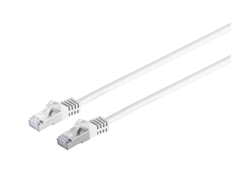 Zwei weiße Netzwerkkabel mit silbernen Steckern auf weißem Hintergrund.