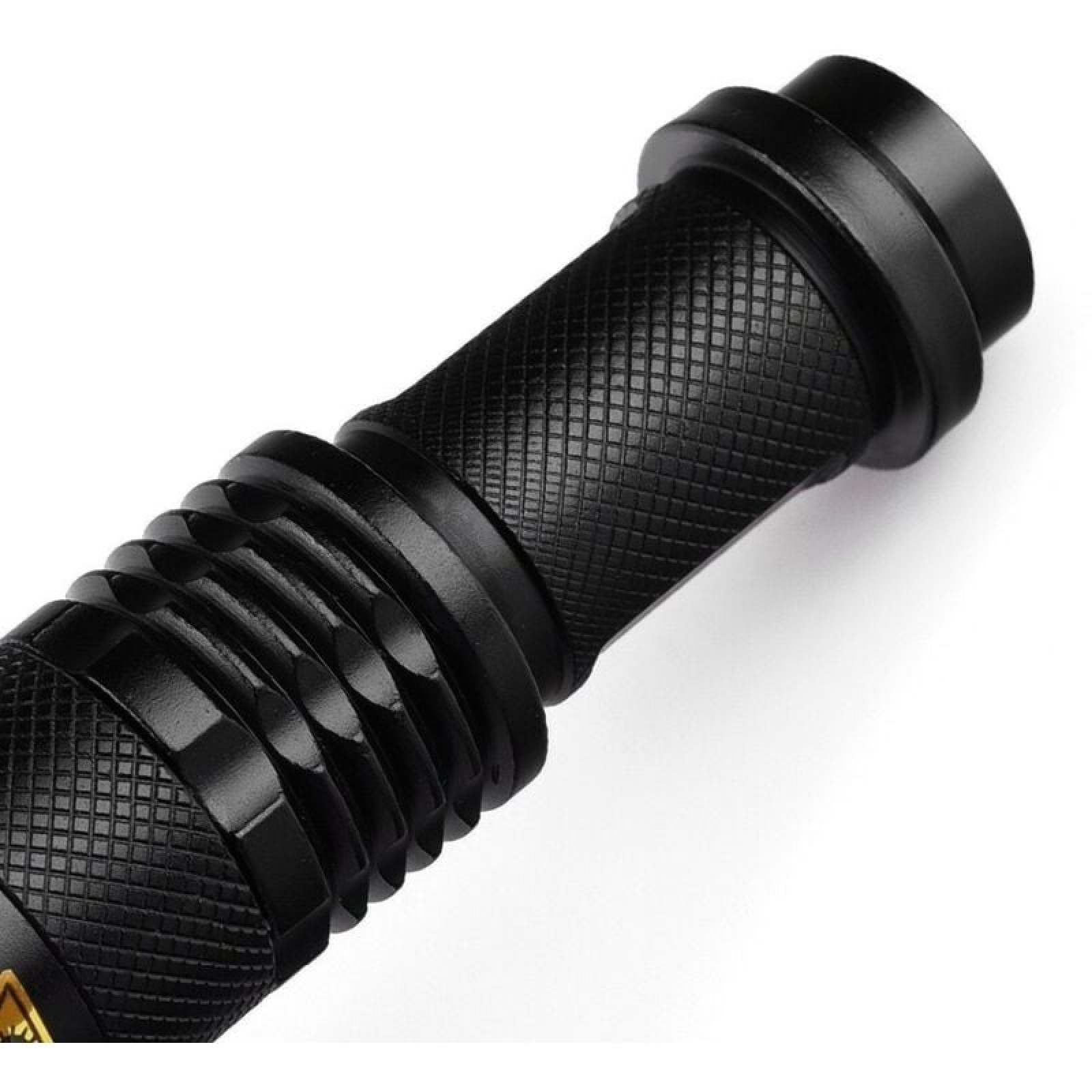 Nahaufnahme des schwarzen taktischen Griffs einer Taschenlampe mit Rillen.