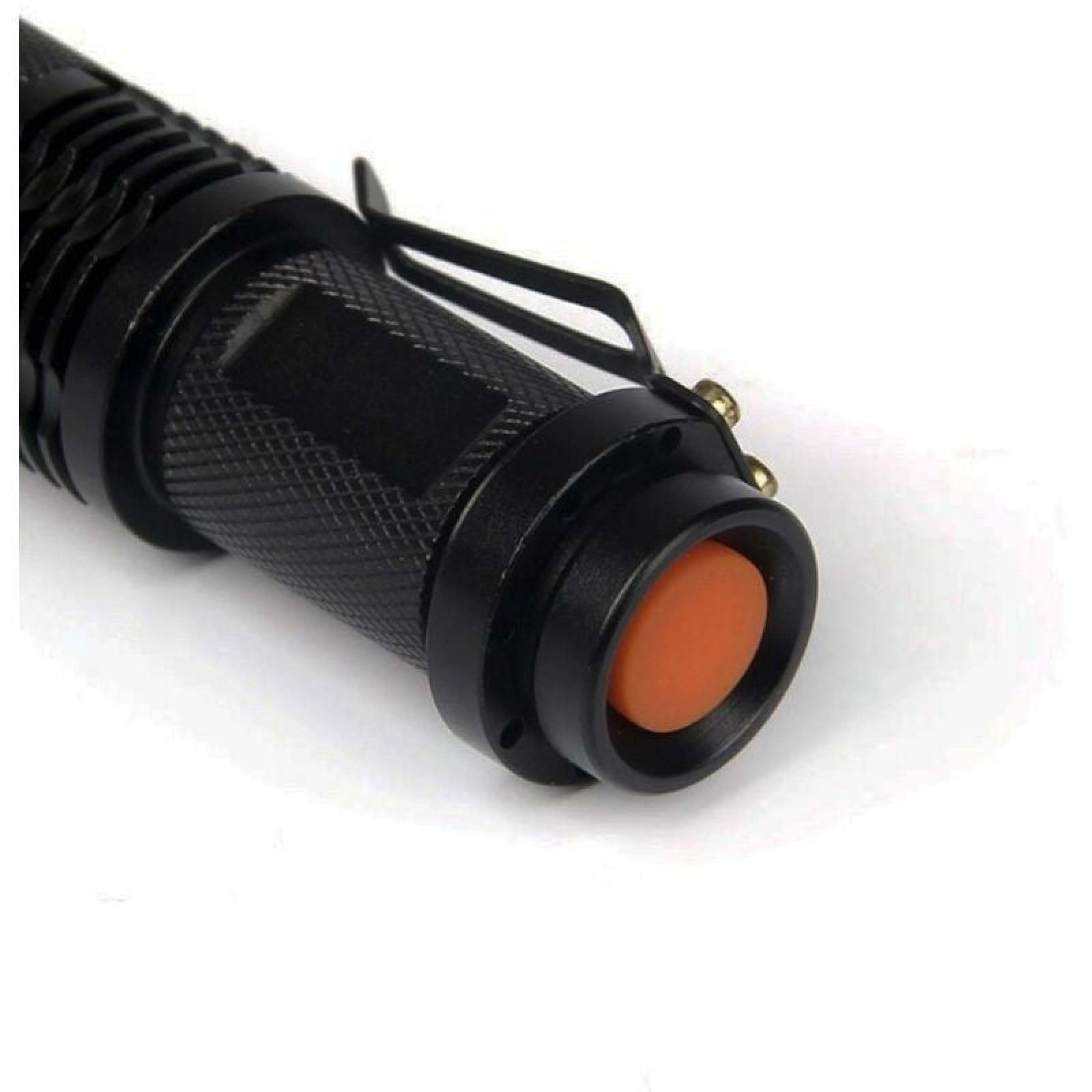 Nahaufnahme einer schwarzen Taschenlampe mit einem orangefarbenen Knopf.
