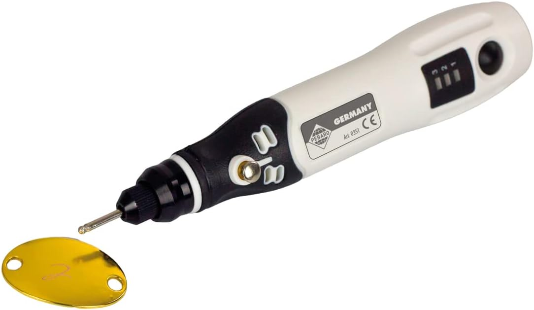 Ein weißer, ergonomischer Gravurstift mit schwarzem Griff und einer goldenen ovalen Platte daneben.