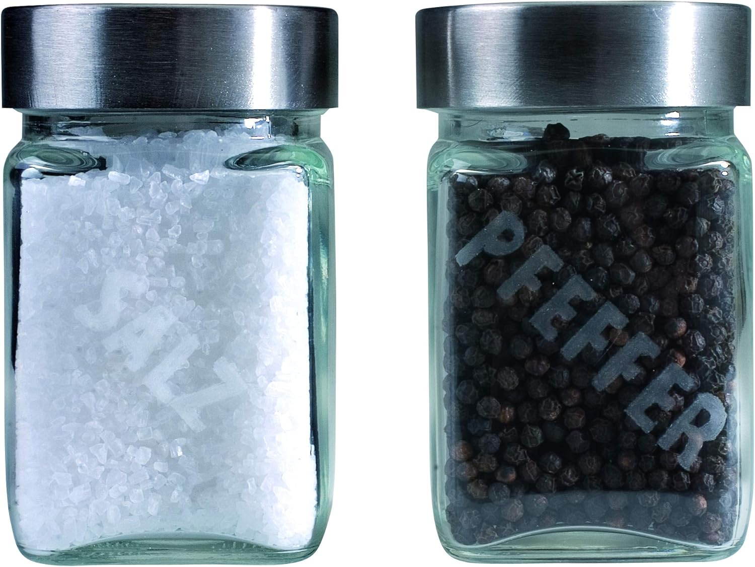 Zwei Glasstreuer mit Metalldeckeln. Einer enthält weißes Salz, der andere schwarze Pfefferkörner.