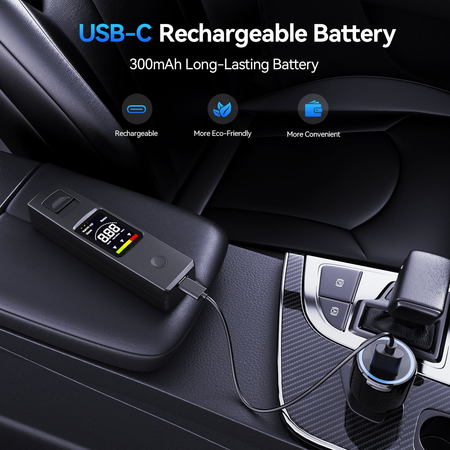 Ein schwarzer USB-C-Akku wird in der Mittelkonsole eines Autos aufgeladen.