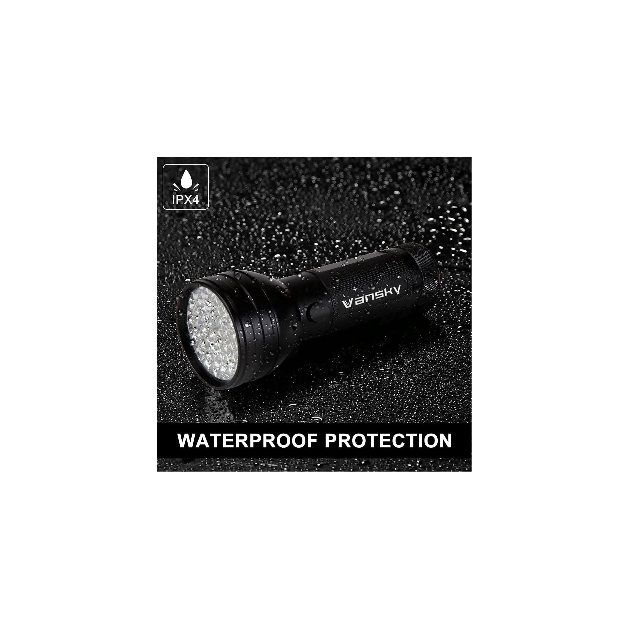 Schwarze Taschenlampe mit IPX4-Schutz auf nassem Untergrund.