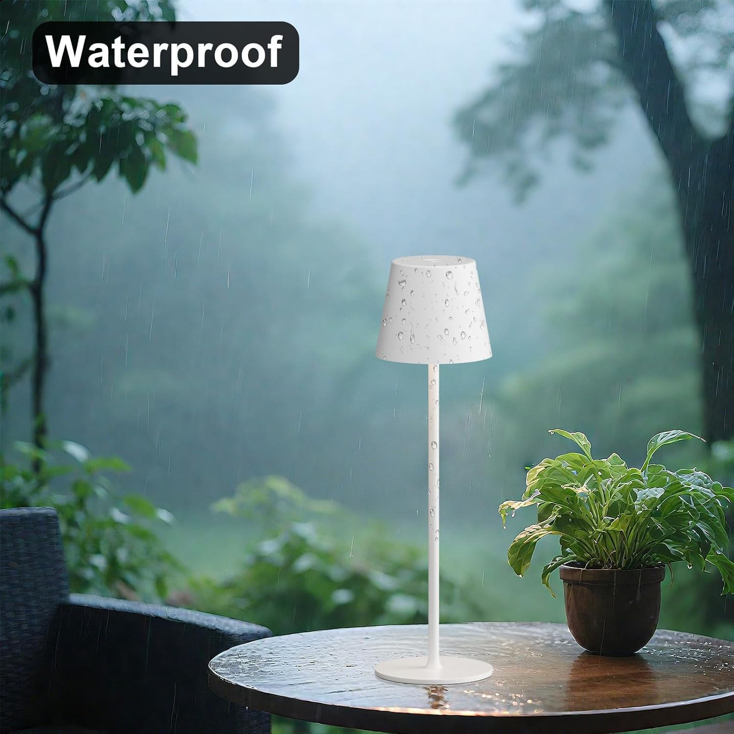 Eine weiße Tischlampe mit Wassertropfen steht draußen im Regen auf einem nassen Tisch.