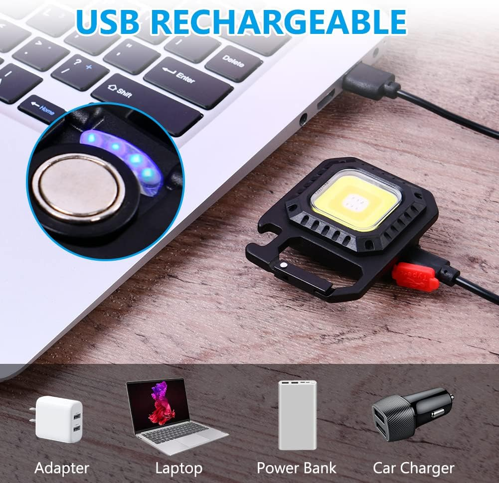 Ein USB-Gerät wird an einen Laptop angeschlossen, daneben ein kleines Werkzeuglicht.
