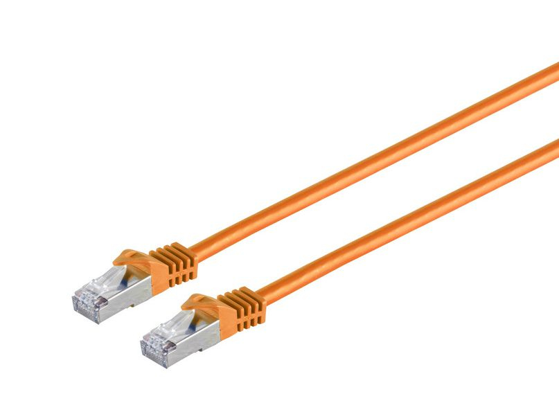 Zwei orangefarbene Netzwerkkabel mit RJ45-Steckern liegen diagonal auf weißem Hintergrund.