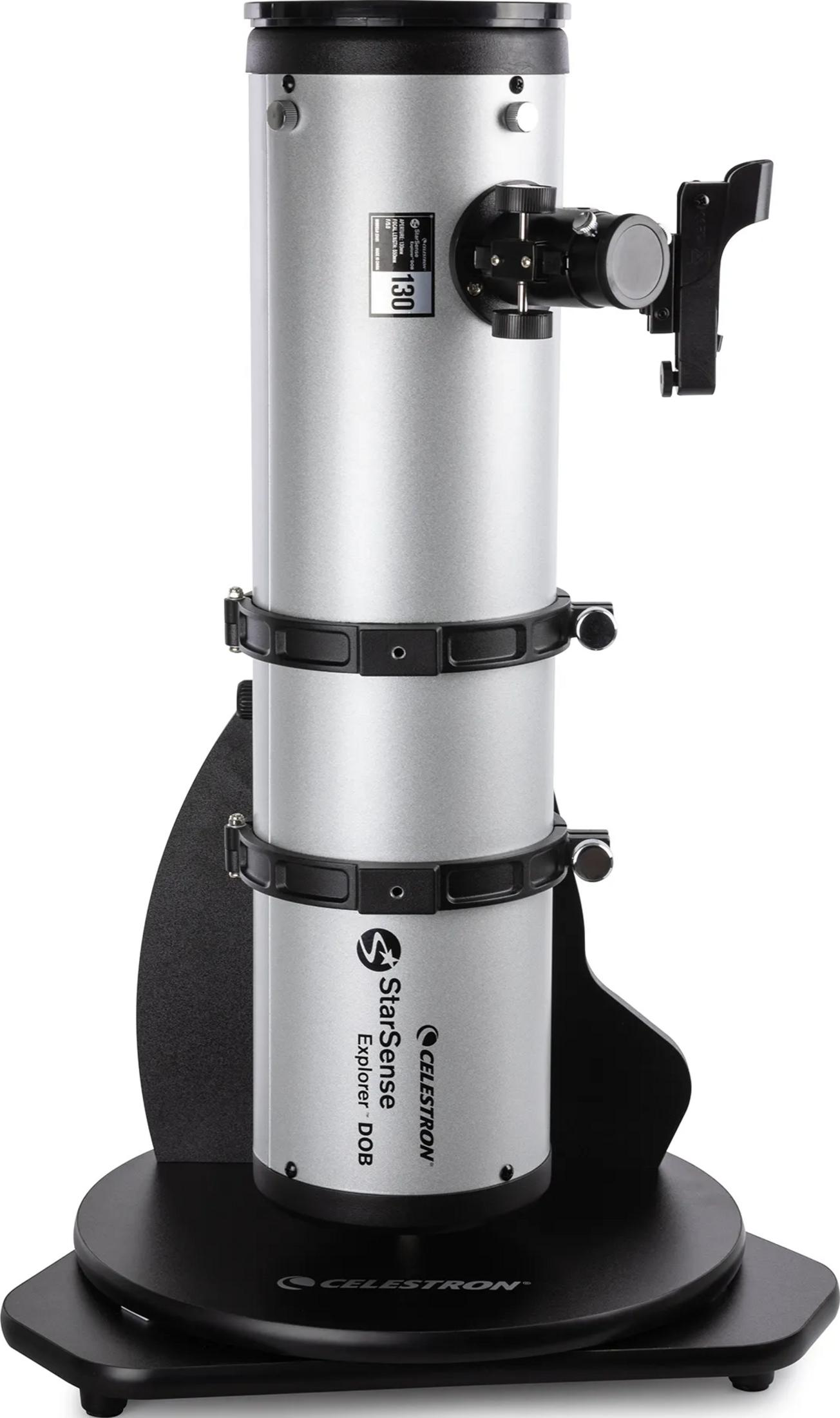 Silbernes Celestron StarSense Explorer DOB Teleskop auf schwarzem Sockel.