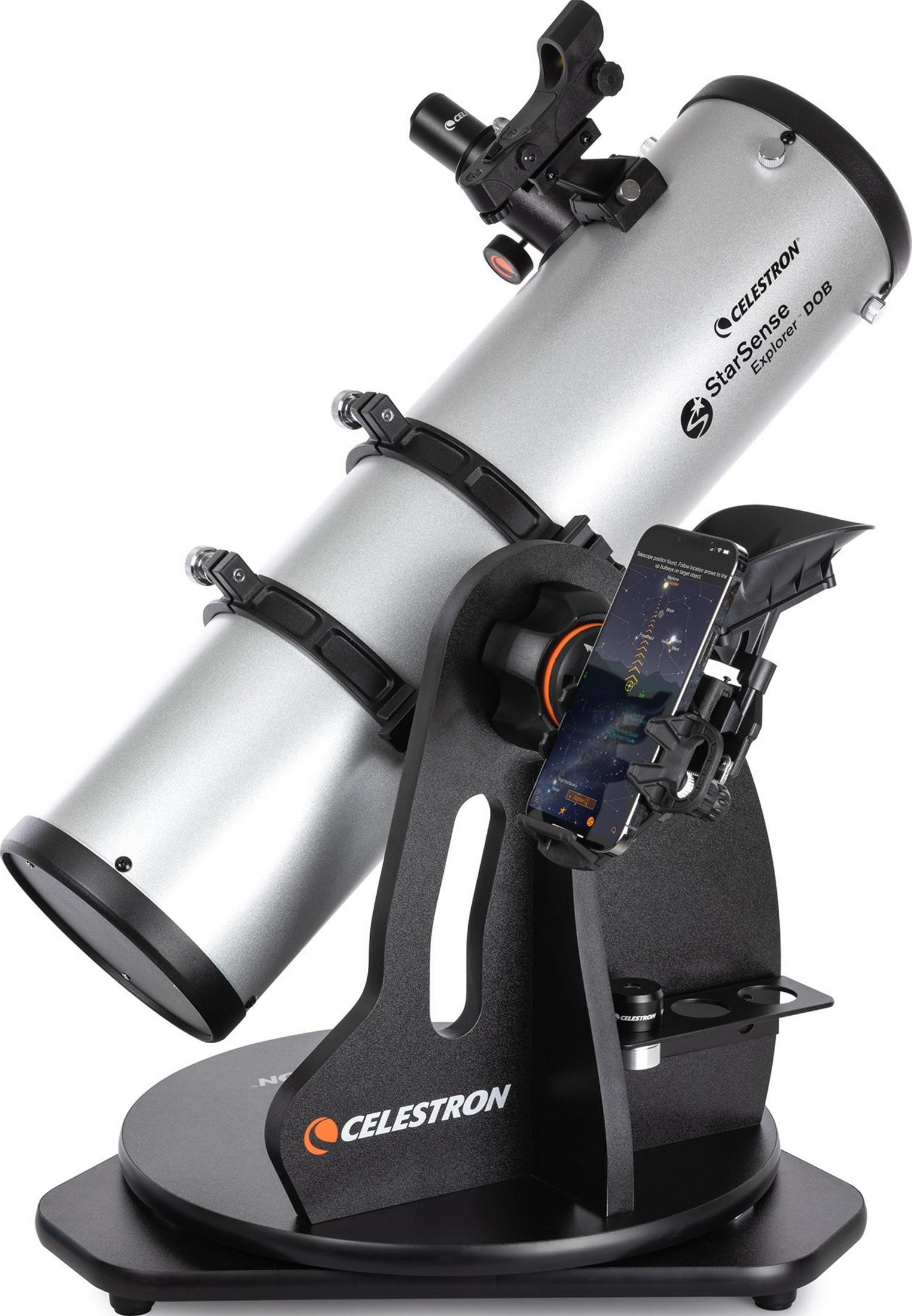 Ein silbernes Celestron Teleskop mit Handyhalterung und Sternen-App.