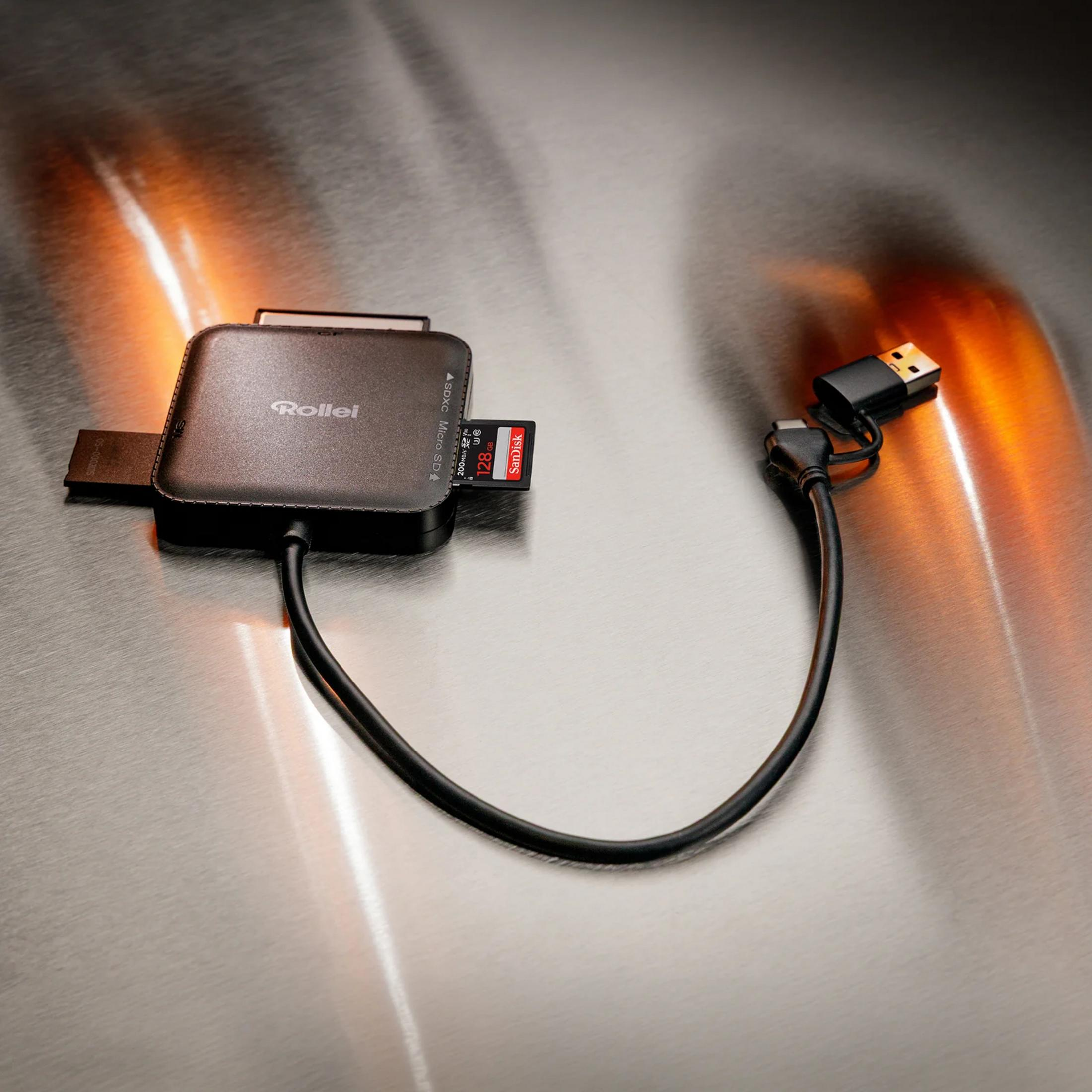 Rollei Kartenleser mit SD-Karte und USB-C-Kabel auf gebürstetem Metall.