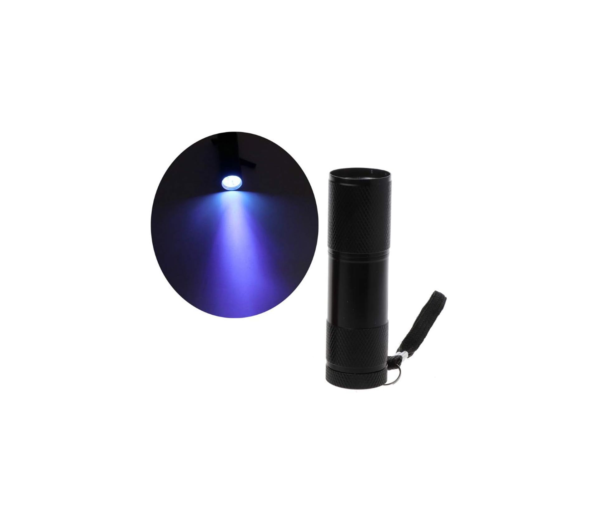 Schwarze Taschenlampe mit blauem Lichtkegel, auf weißem Hintergrund.