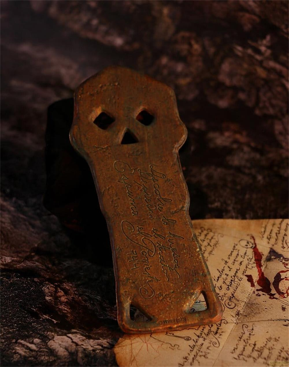 Ein rostiger Schlüssel in Totenkopfform liegt auf einer alten Karte.