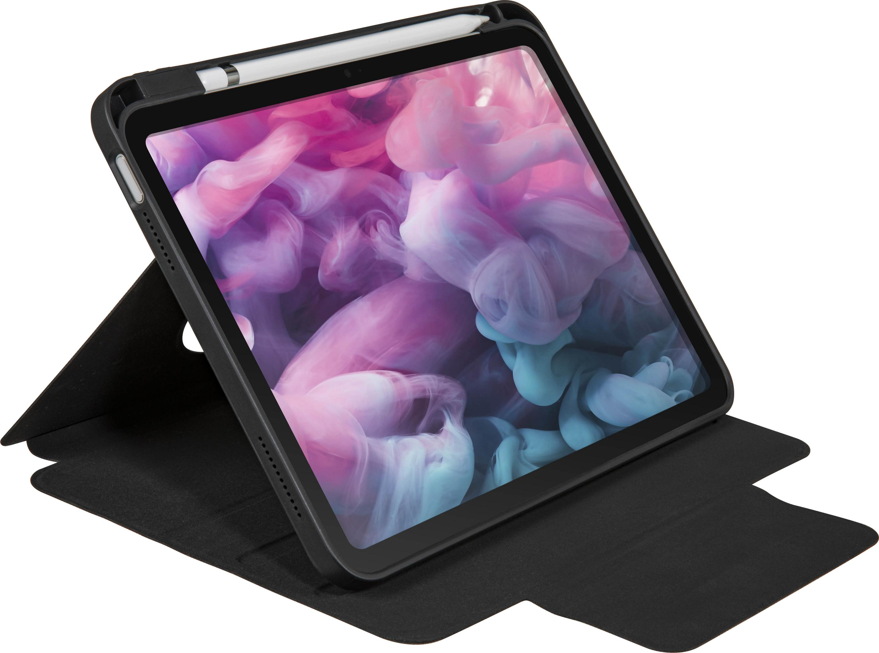 Ein schwarzes Tablet mit Stift im aufgeschlagenen Ständer-Case vor einem weißen Hintergrund.