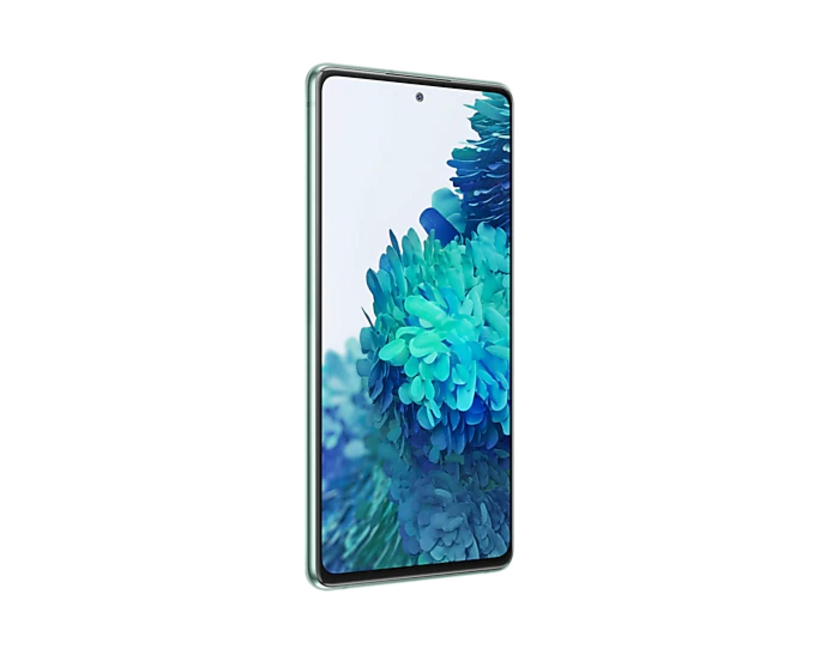 Ein türkisfarbenes Smartphone mit einer Nahaufnahme eines blauen und türkisfarbenen Hintergrunds.