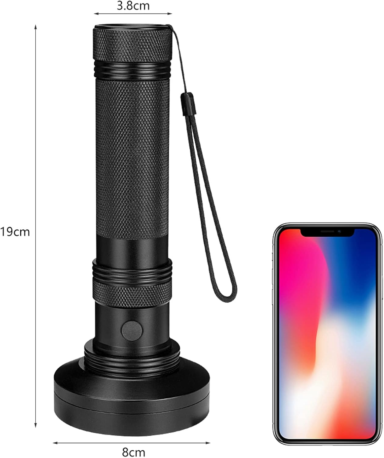 Schwarze Taschenlampe mit Lanyard, neben einem Smartphone mit buntem Hintergrundbild.
