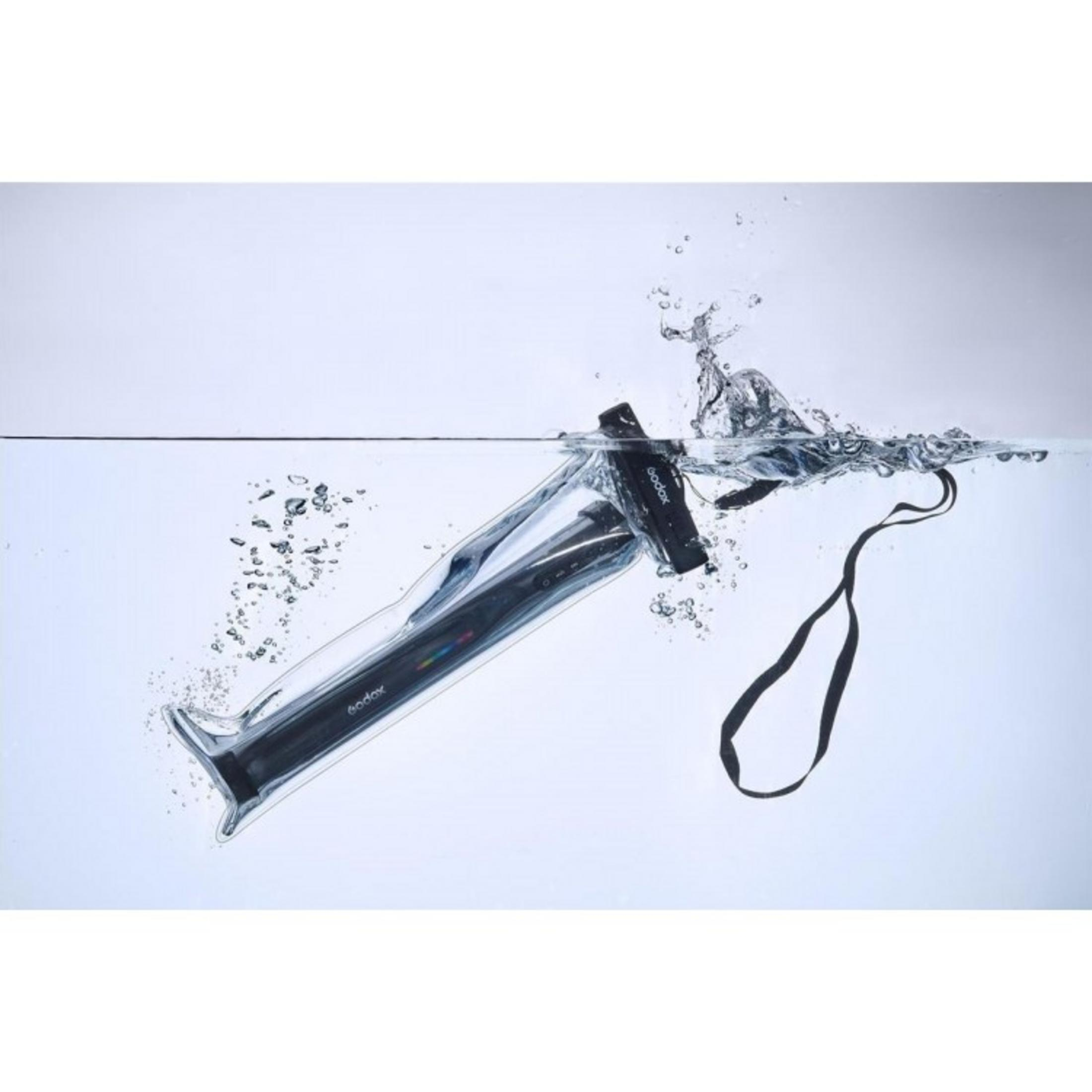 Eine schwarze Tasche mit einem Blitz wird in Wasser getaucht, Spritzer sind sichtbar.