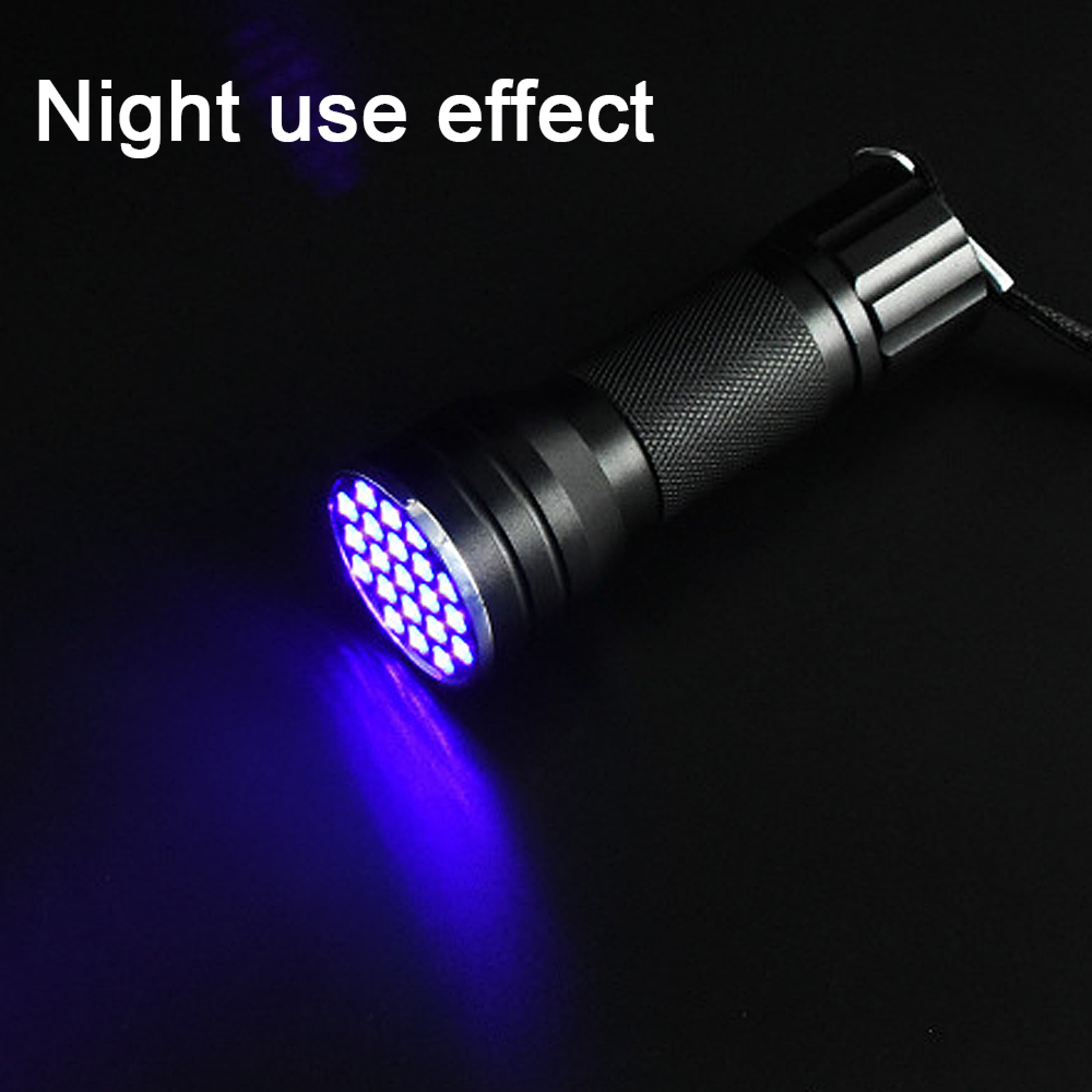 Schwarze UV-Taschenlampe leuchtet mit blauen LEDs auf dunklem Hintergrund.