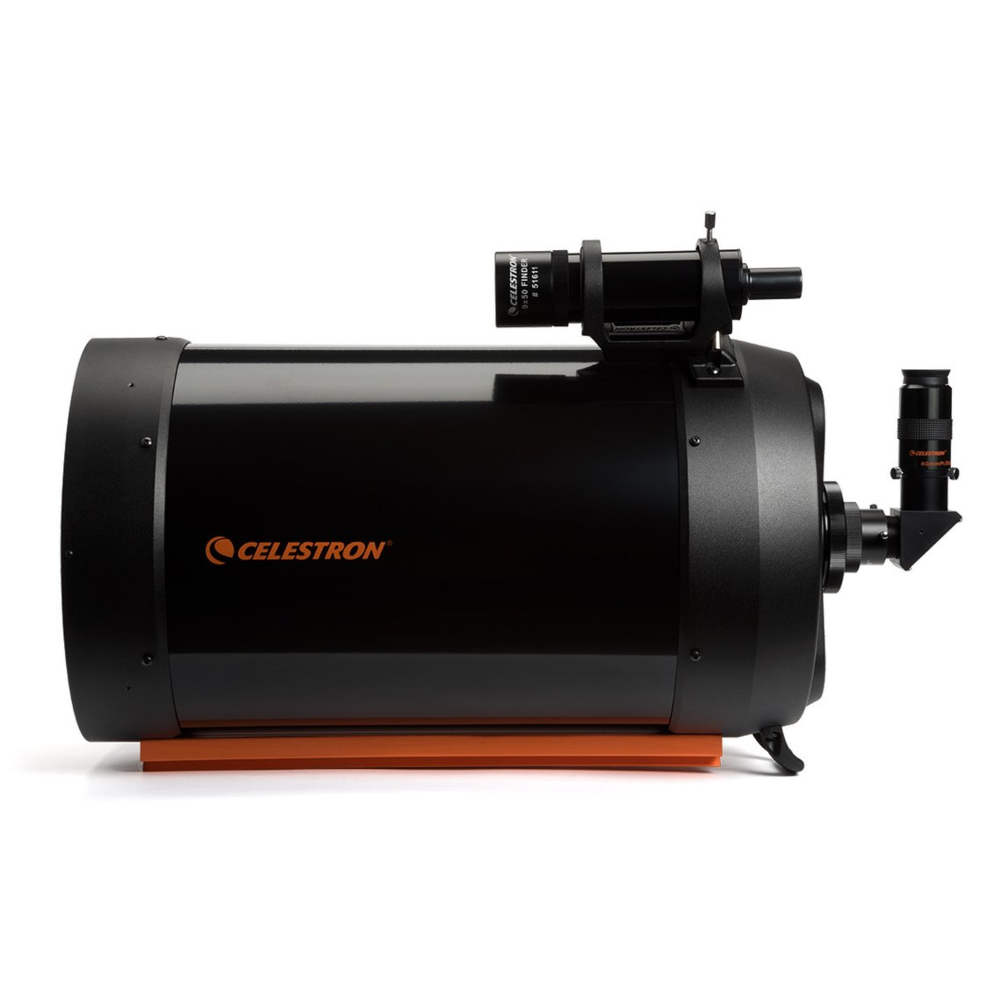 Ein schwarzes Celestron-Teleskop mit einem Sucherfernrohr auf orangefarbener Halterung.