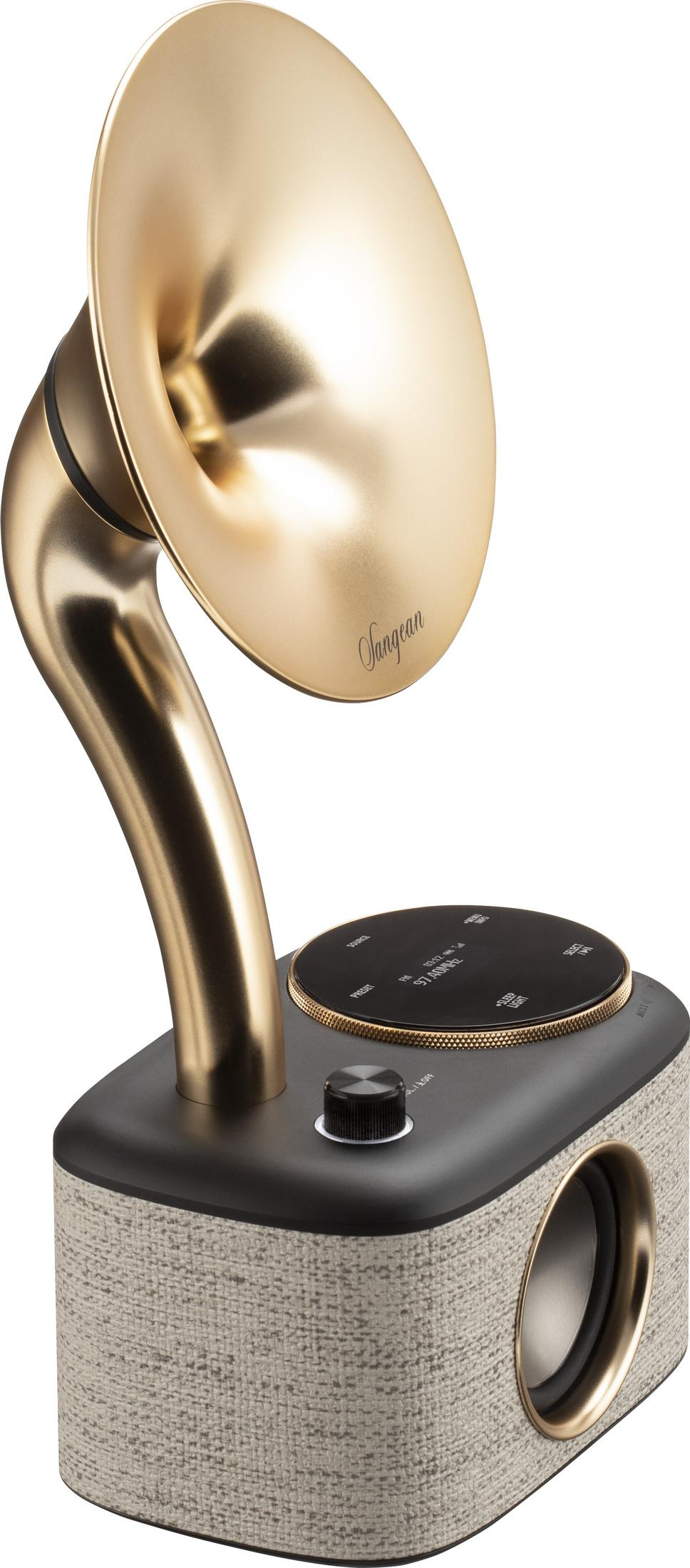 Una radio in stile vintage con altoparlante a tromba dorato, controlli neri e base in tessuto testurizzato.