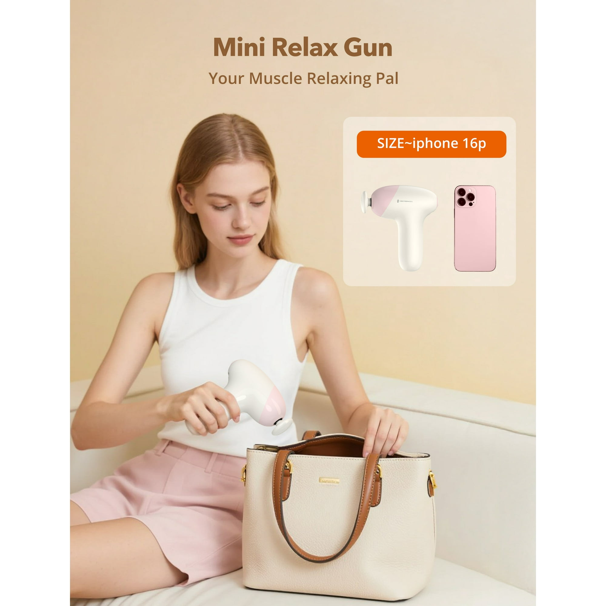 Frau mit weißem Top und rosa Shorts hält eine Mini-Massagepistole und eine Tasche.