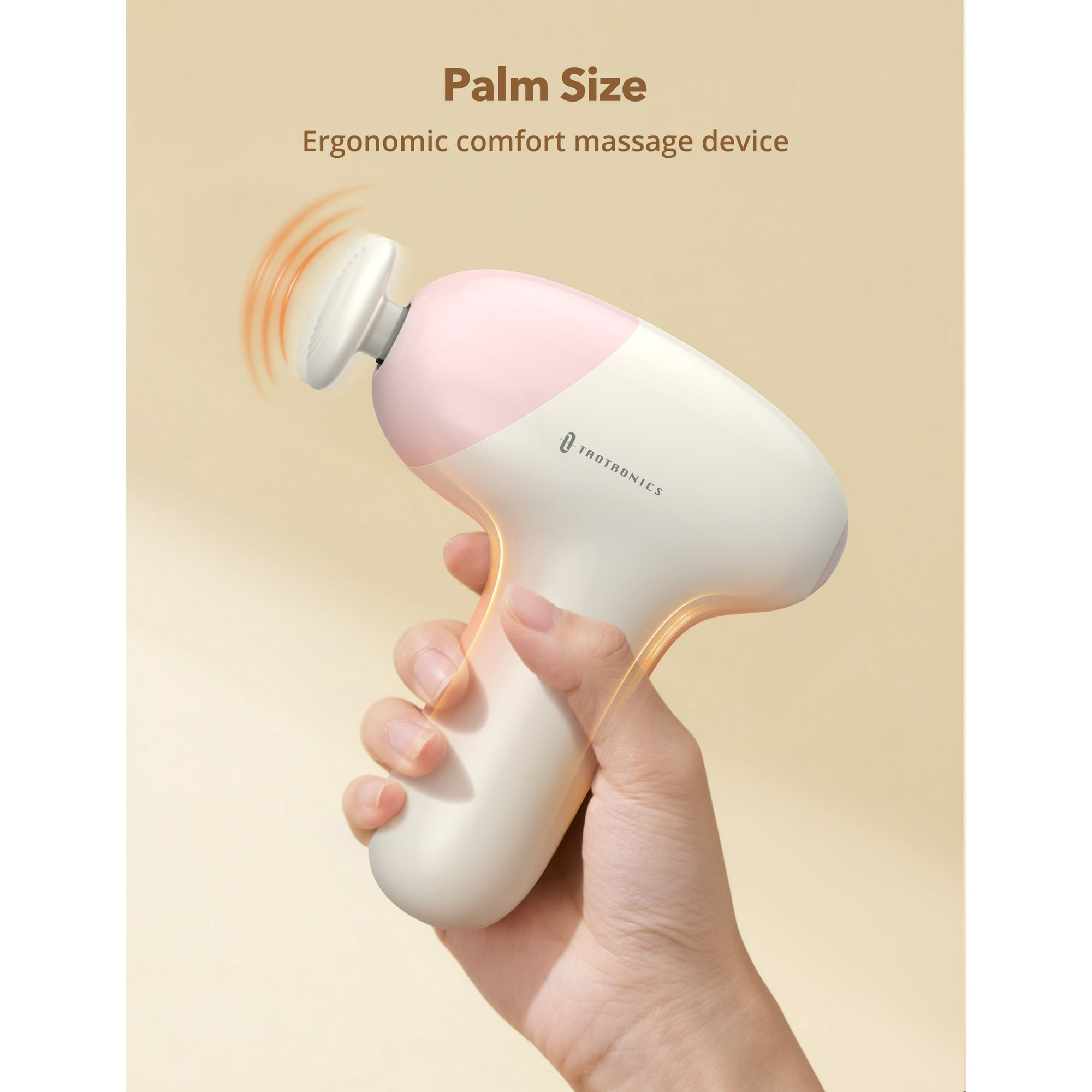 Eine Hand hält ein palmgroßes, ergonomisches Massagegerät in Weiß und Rosa.