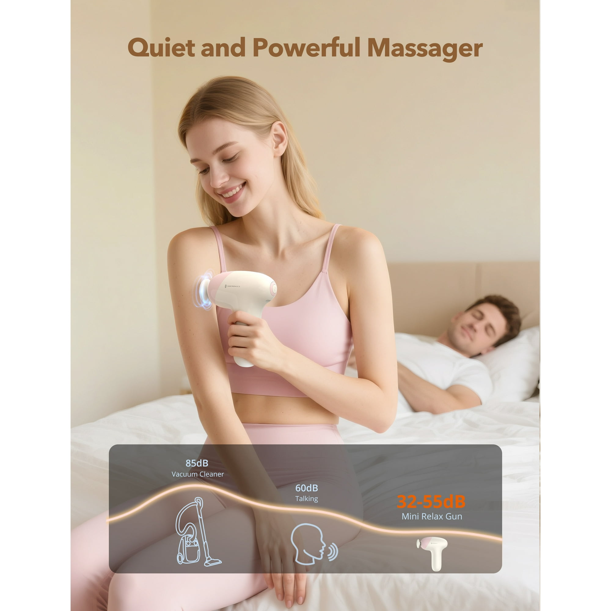 Frau benutzt ein Massagegerät am Arm, Mann schläft im Bett.
