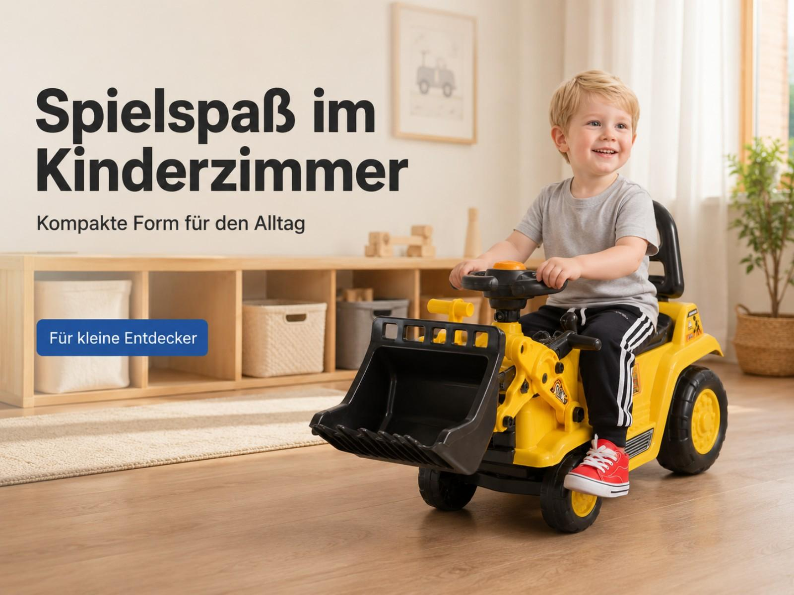 Ein lächelnder Junge fährt einen gelben Spielzeugbagger in einem Spielzimmer mit Regalen und Körben.