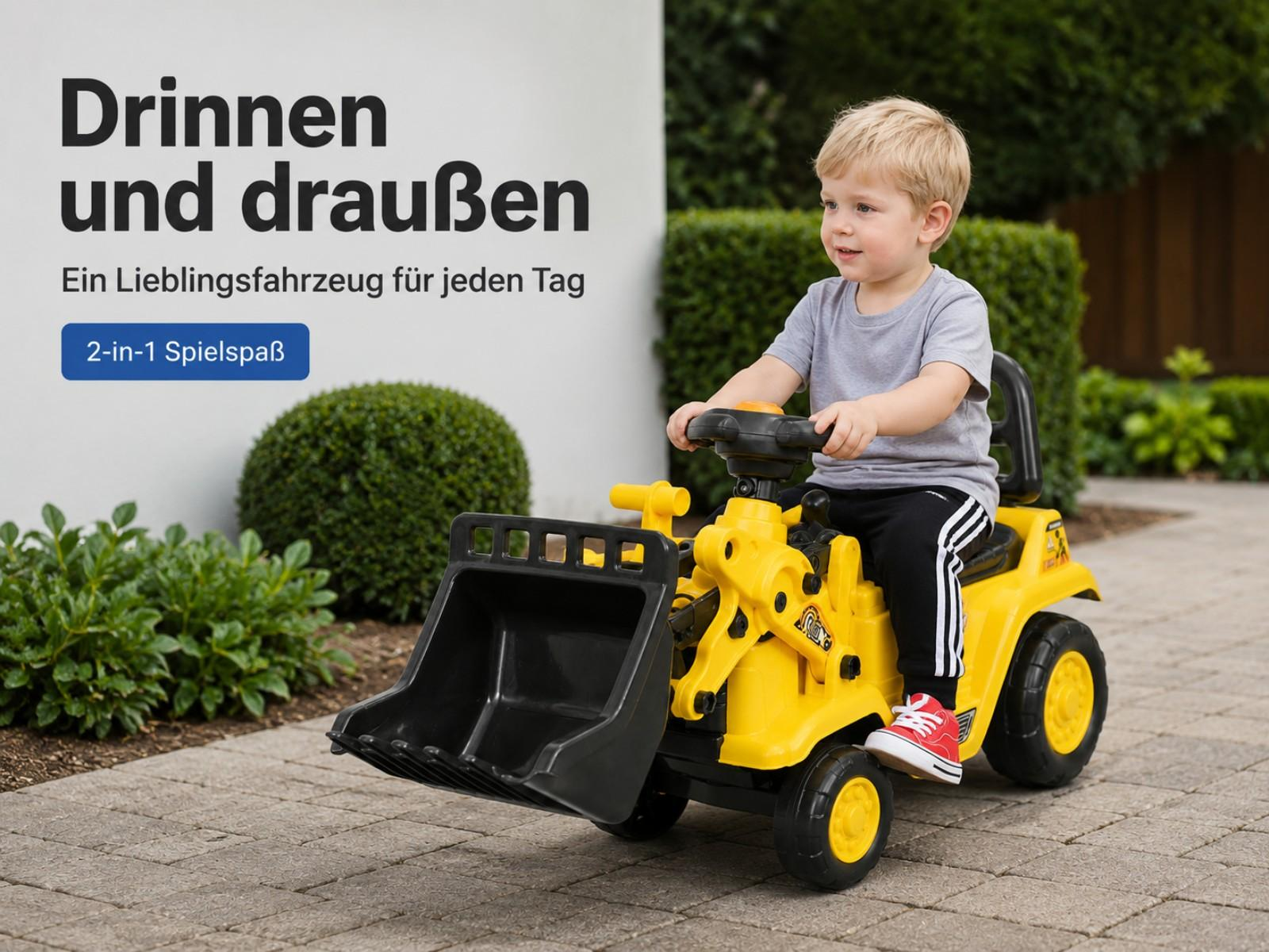 Ein kleiner Junge fährt ein gelbes Spielzeug-Baggerauto im Freien auf einem Steinweg.