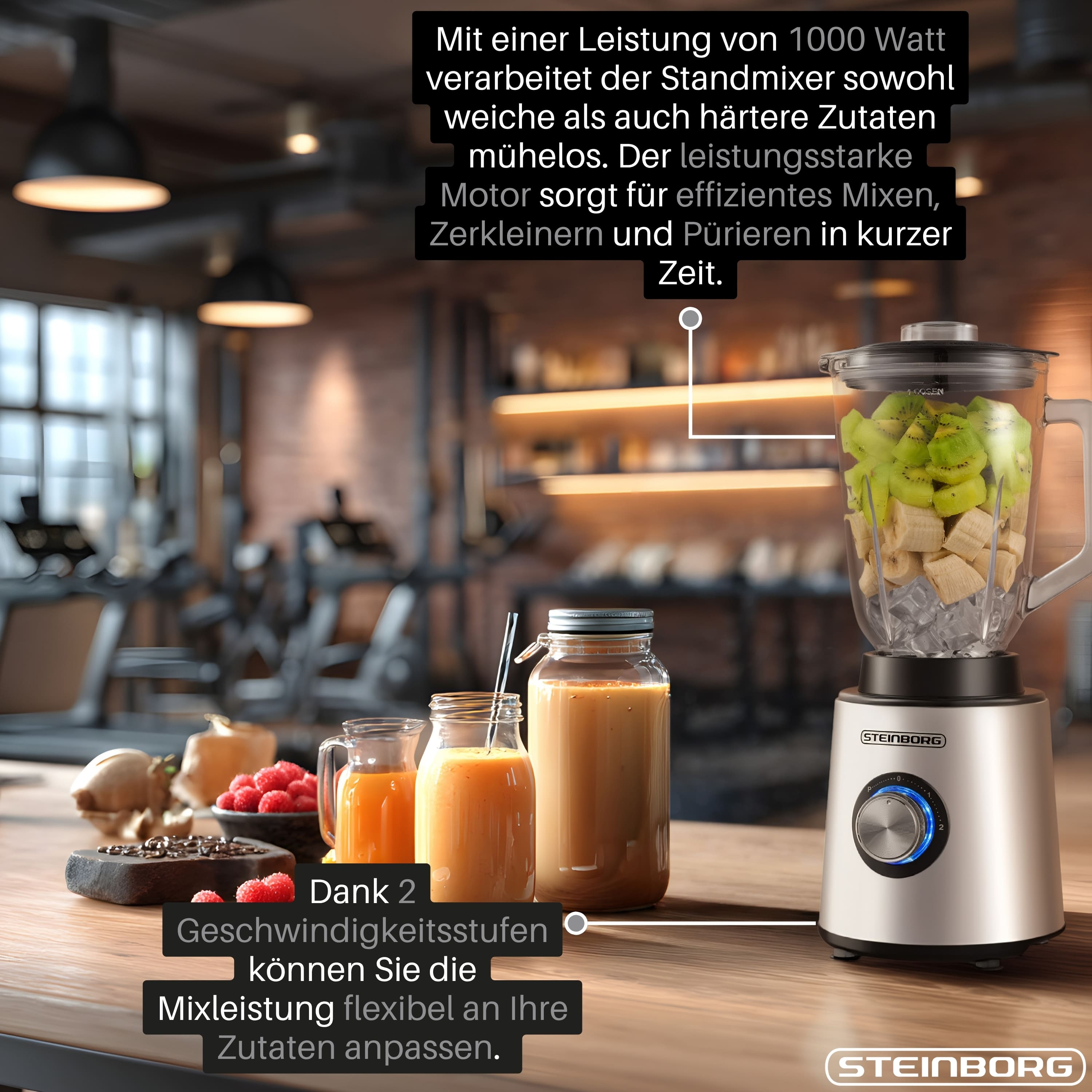 Ein silberner Standmixer mit Glasbehälter, gefüllt mit Bananenstücken und Kiwi, steht auf einem Holztisch.